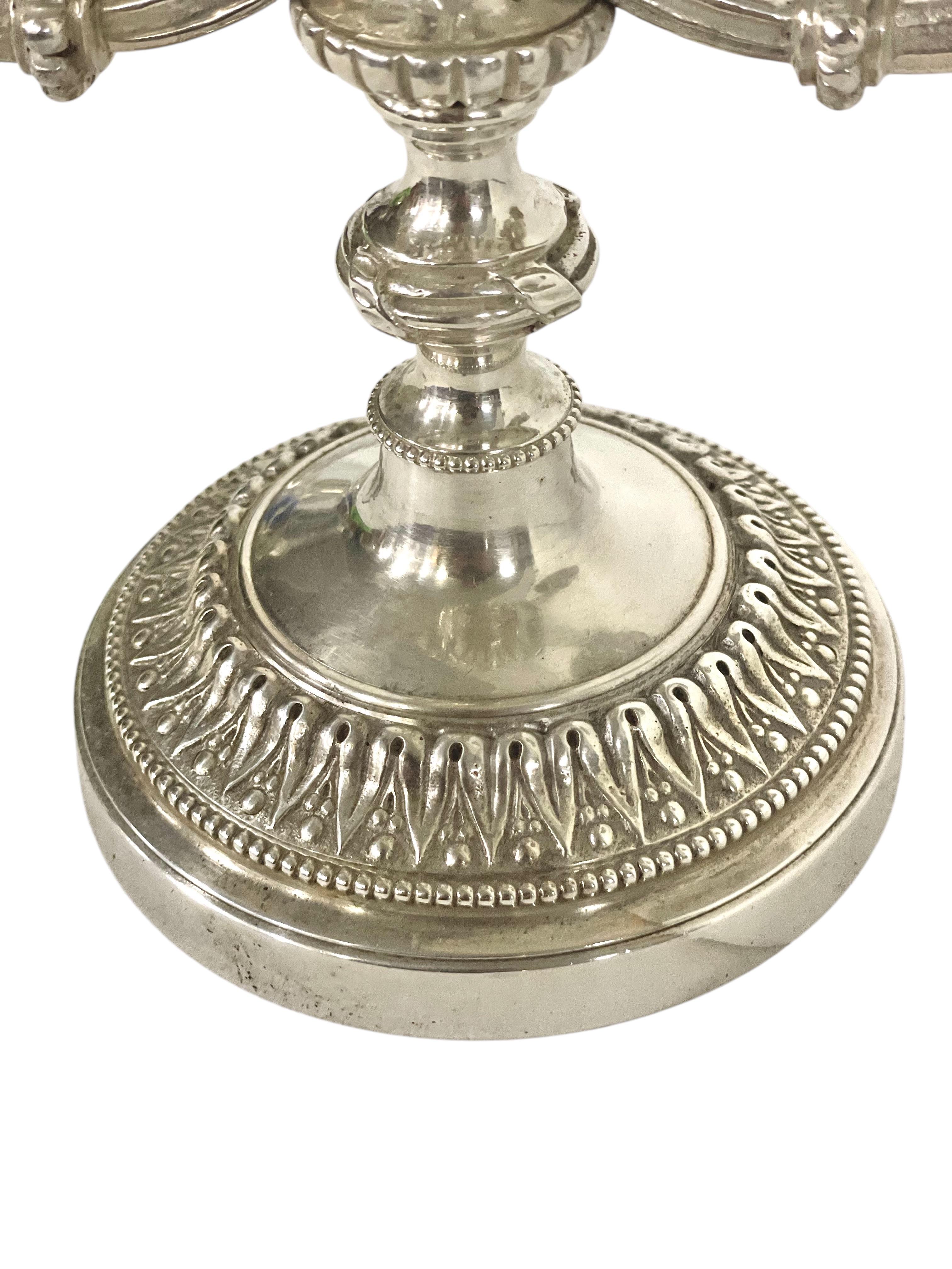 Coppia di candelabri neoclassici in argento del XIX secolo in vendita 2