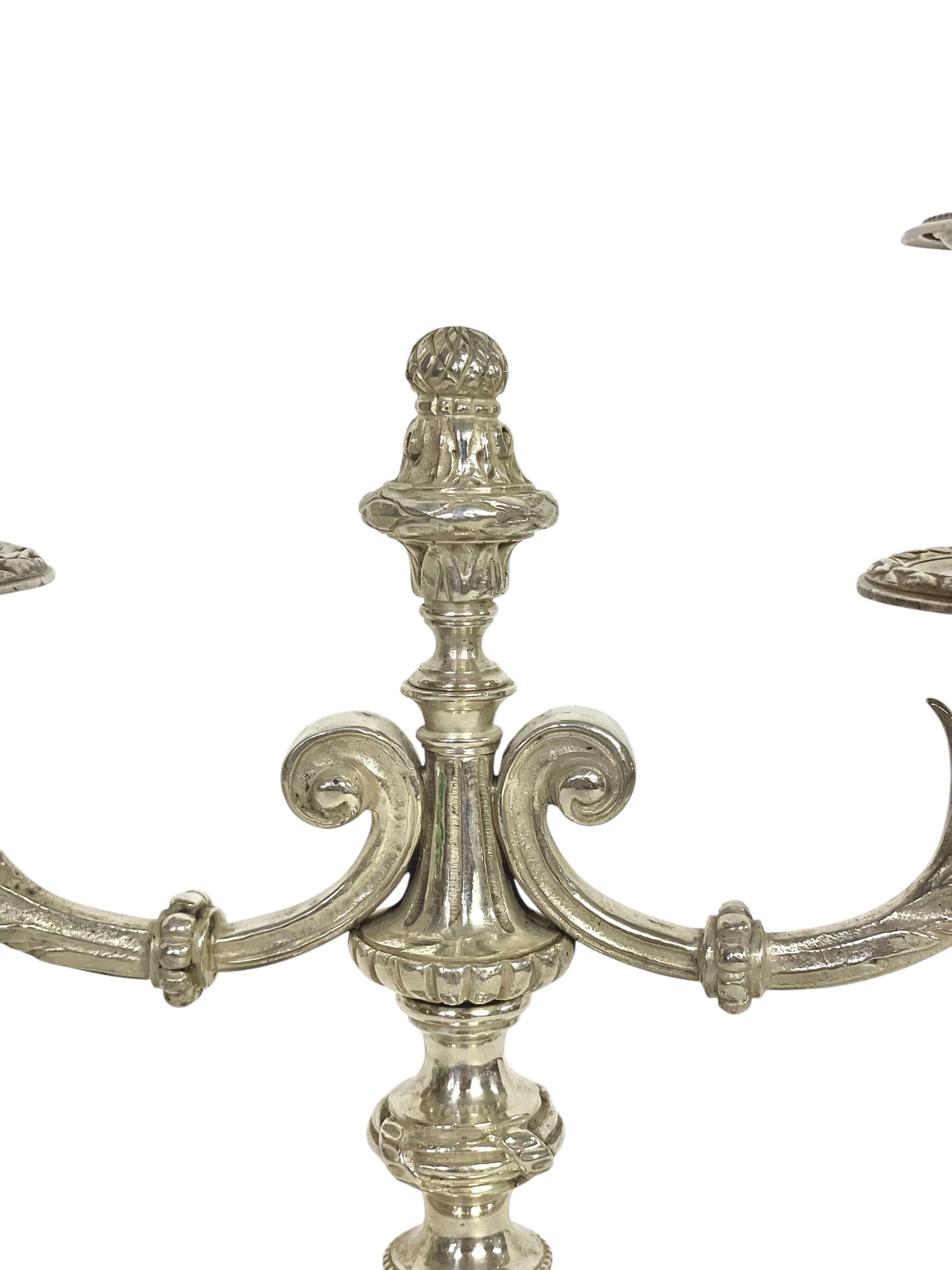 Coppia di candelabri neoclassici in argento del XIX secolo in vendita 4