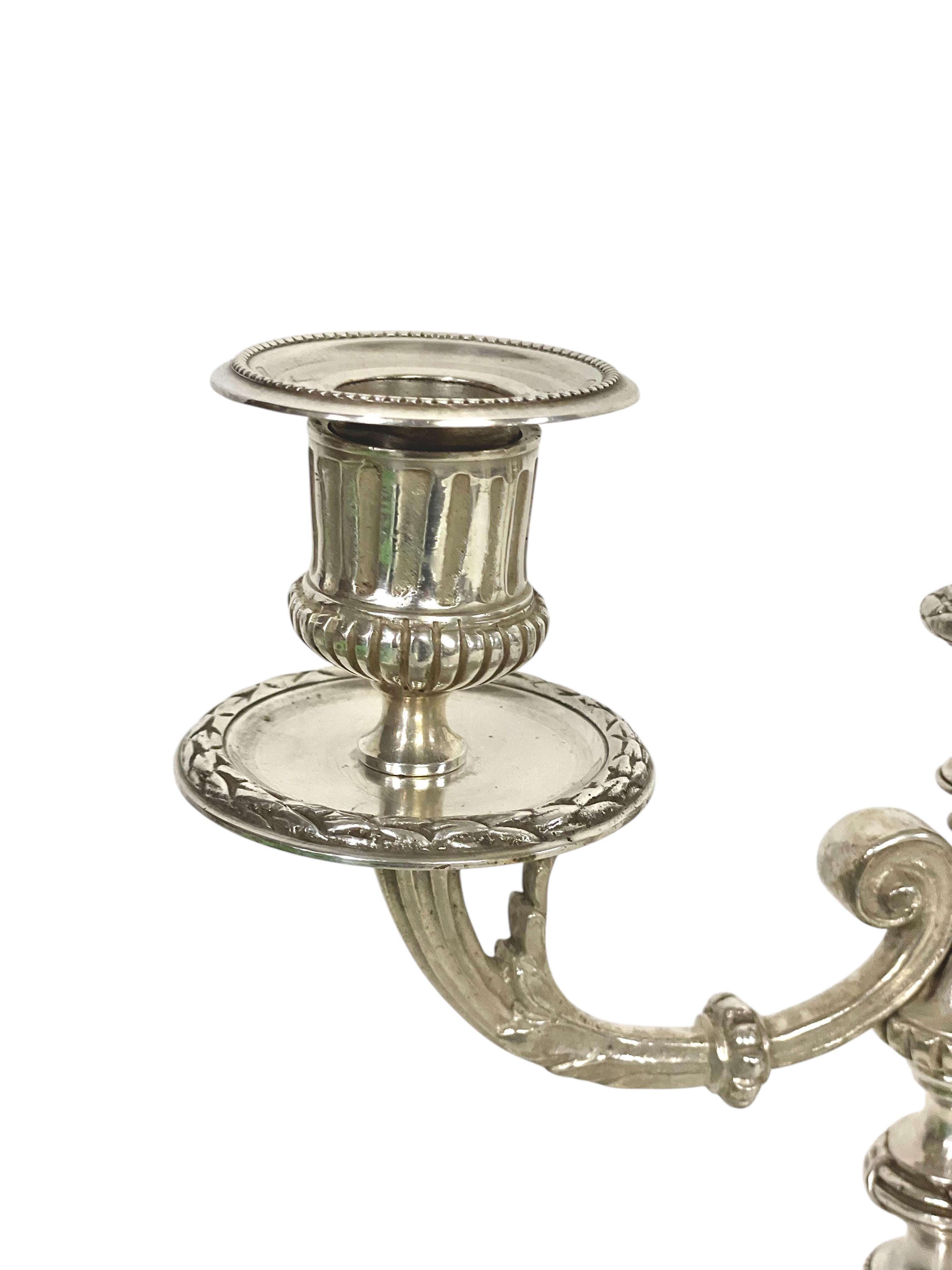 Coppia di candelabri neoclassici in argento del XIX secolo in vendita 5