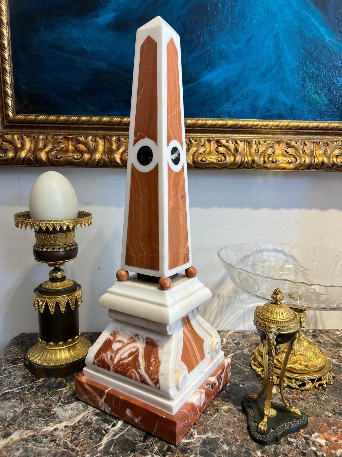 Coppia di obelischi del XIX secolo in marmo di Carrara, diaspro siciliano e portoro nero In condizioni buone in vendita a NICE, FR