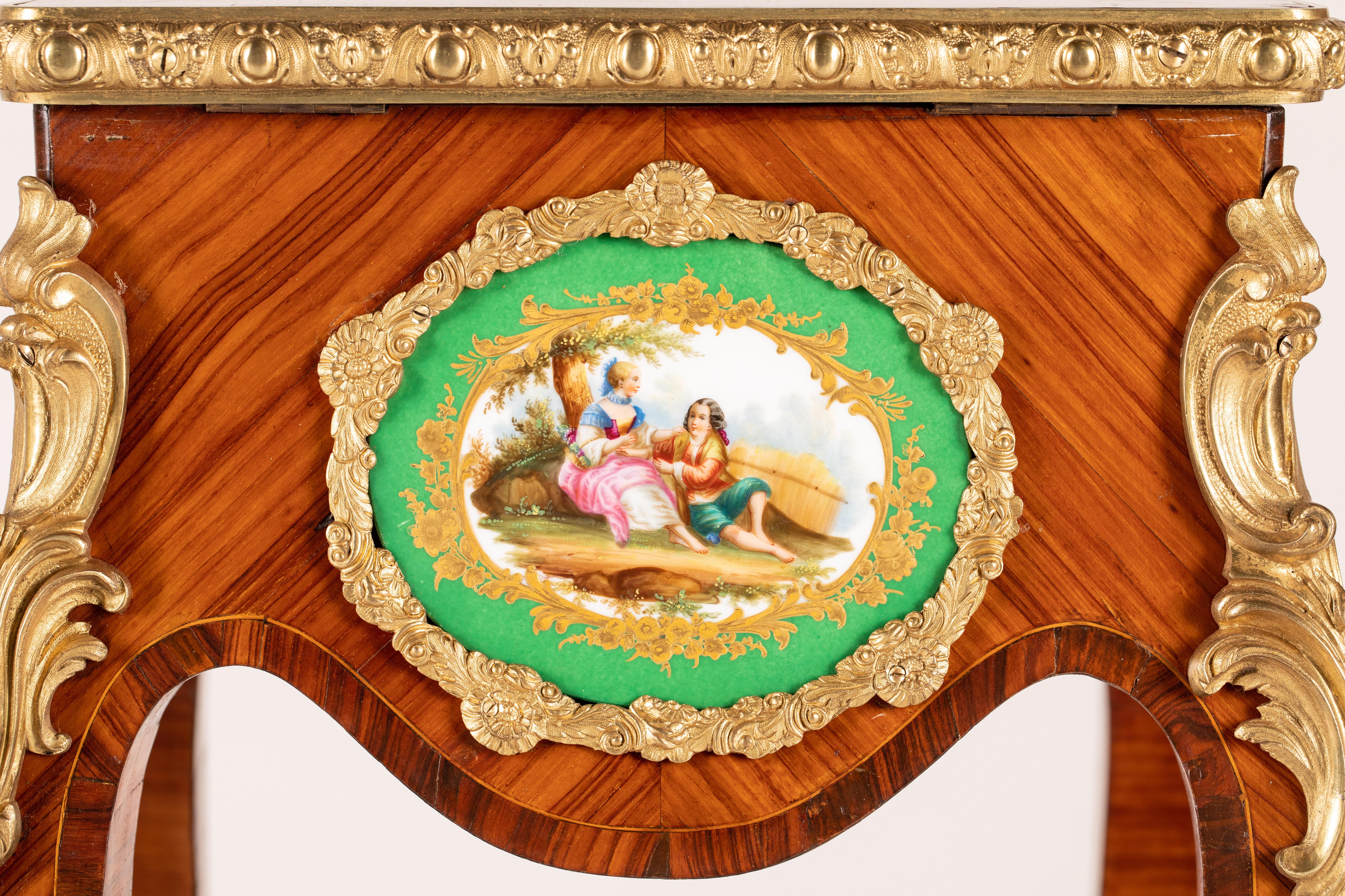 Paire de tables d'appoint du 19ème siècle dans le style Louis XV transitionnel en vente 5