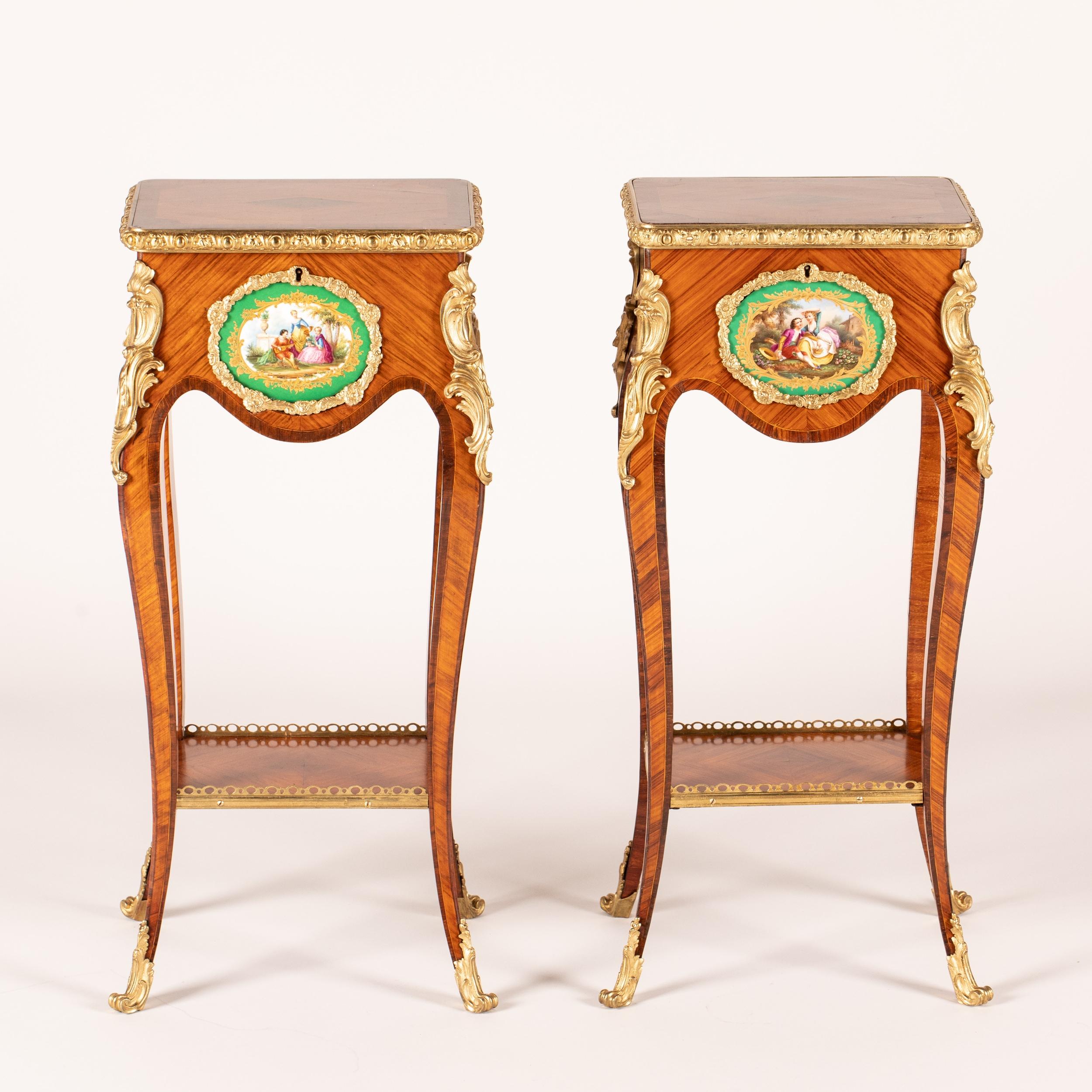 Une paire de tables d'appoint dans le goût Louis XV Transitionnel

Construit en bois de tulipier, avec du bois royal utilisé pour les bandes transversales et la marqueterie, ainsi que pour le buis, et orné de montures en bronze doré ; de forme