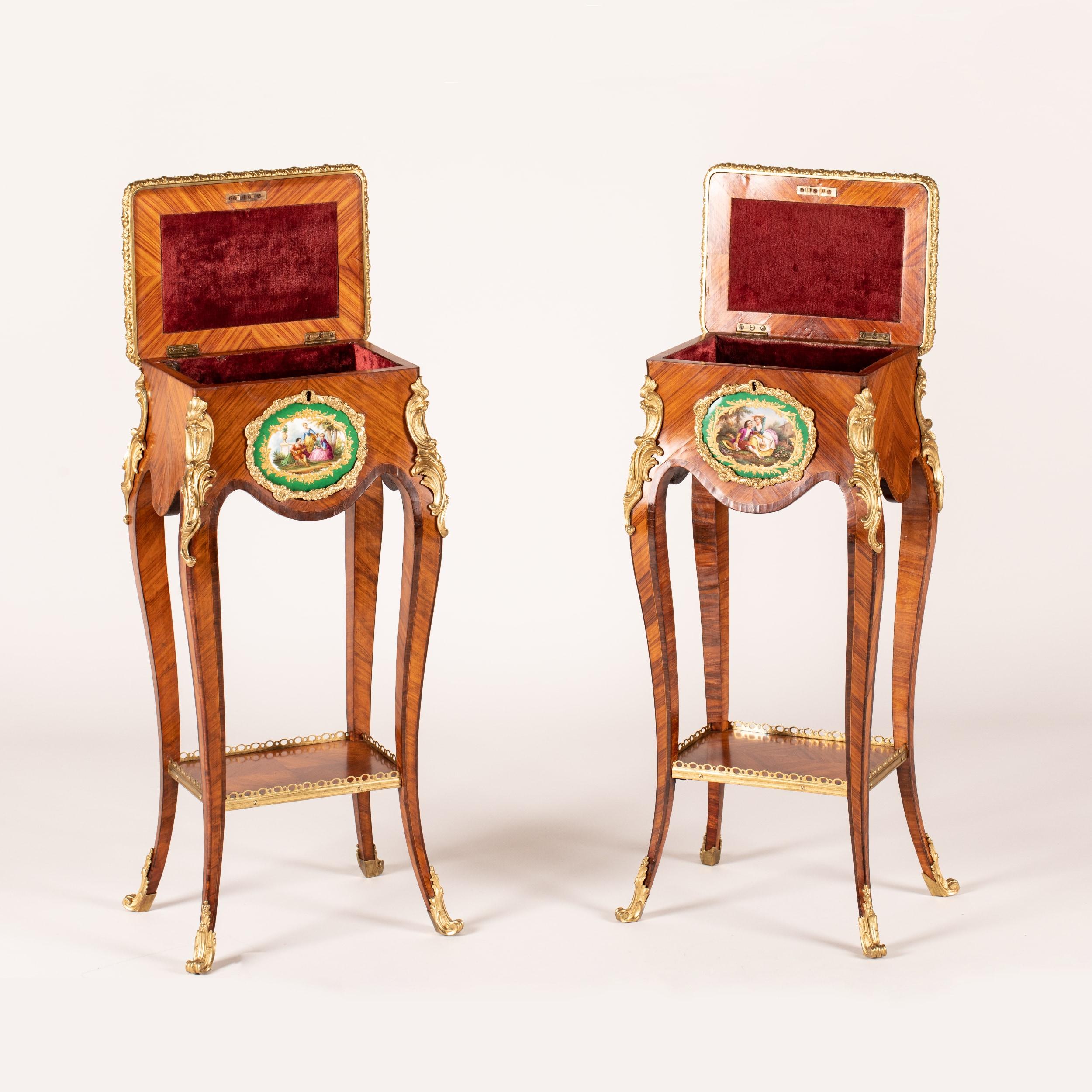 Anglais Paire de tables d'appoint du 19ème siècle dans le style Louis XV transitionnel en vente