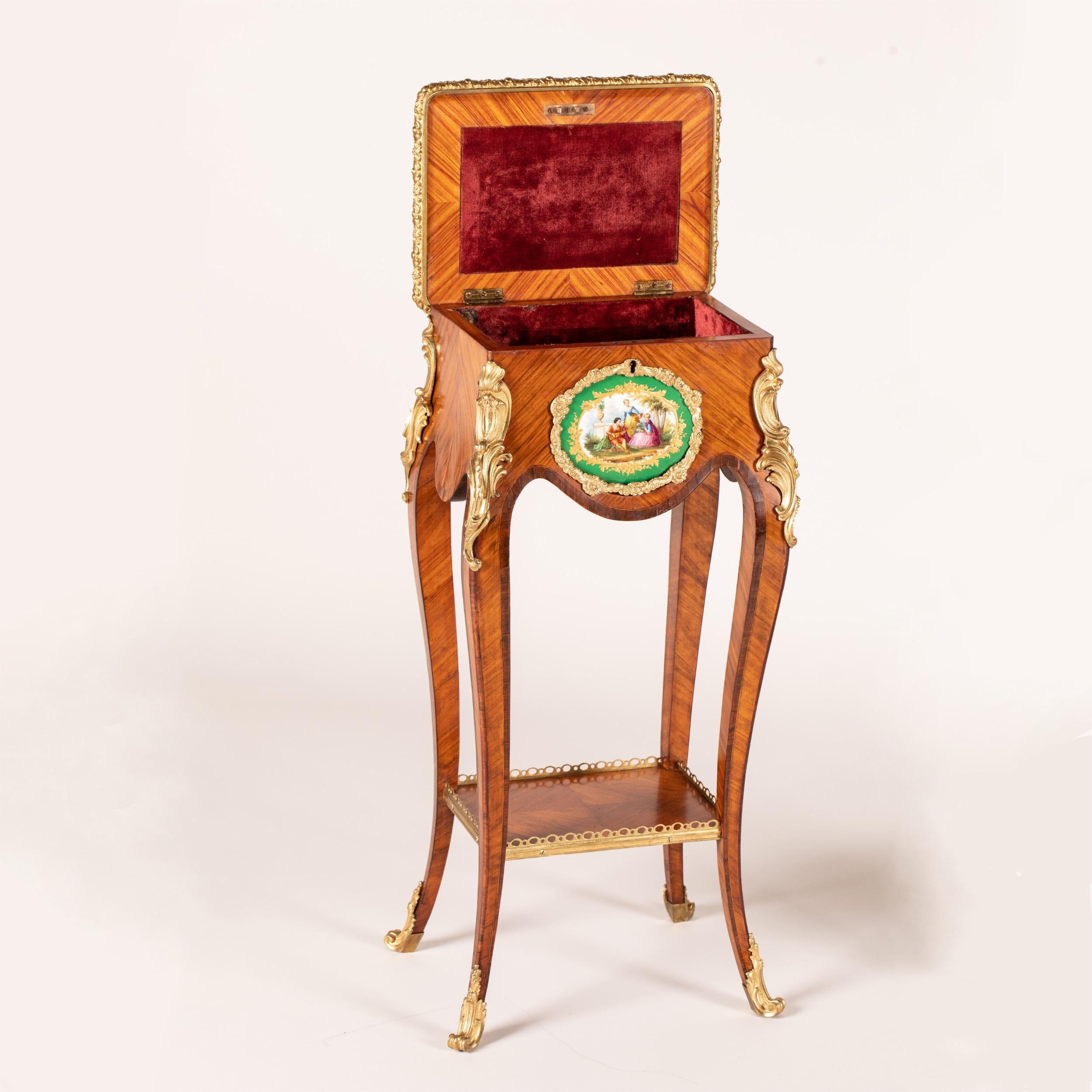 Paire de tables d'appoint du 19ème siècle dans le style Louis XV transitionnel Bon état - En vente à London, GB