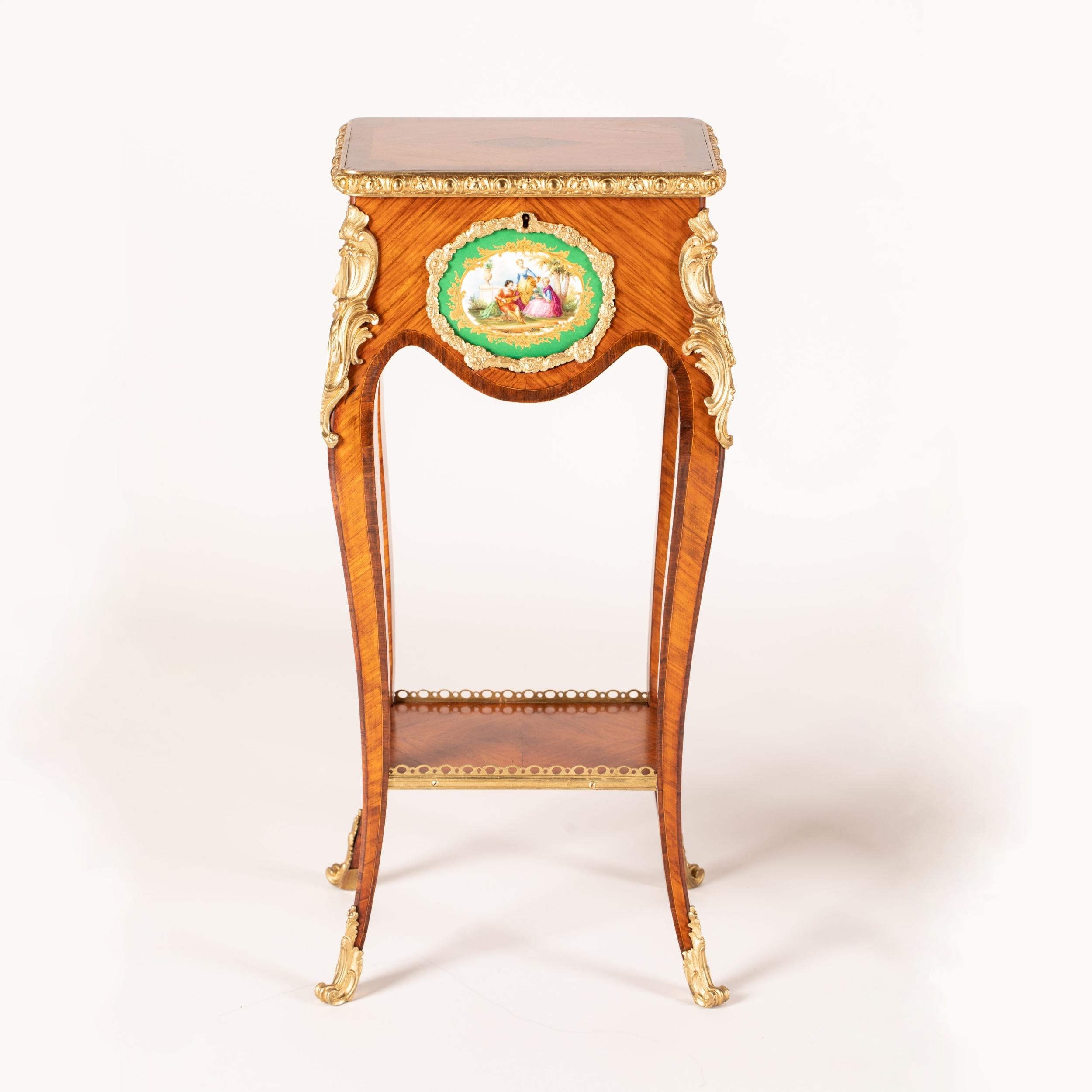 XIXe siècle Paire de tables d'appoint du 19ème siècle dans le style Louis XV transitionnel en vente