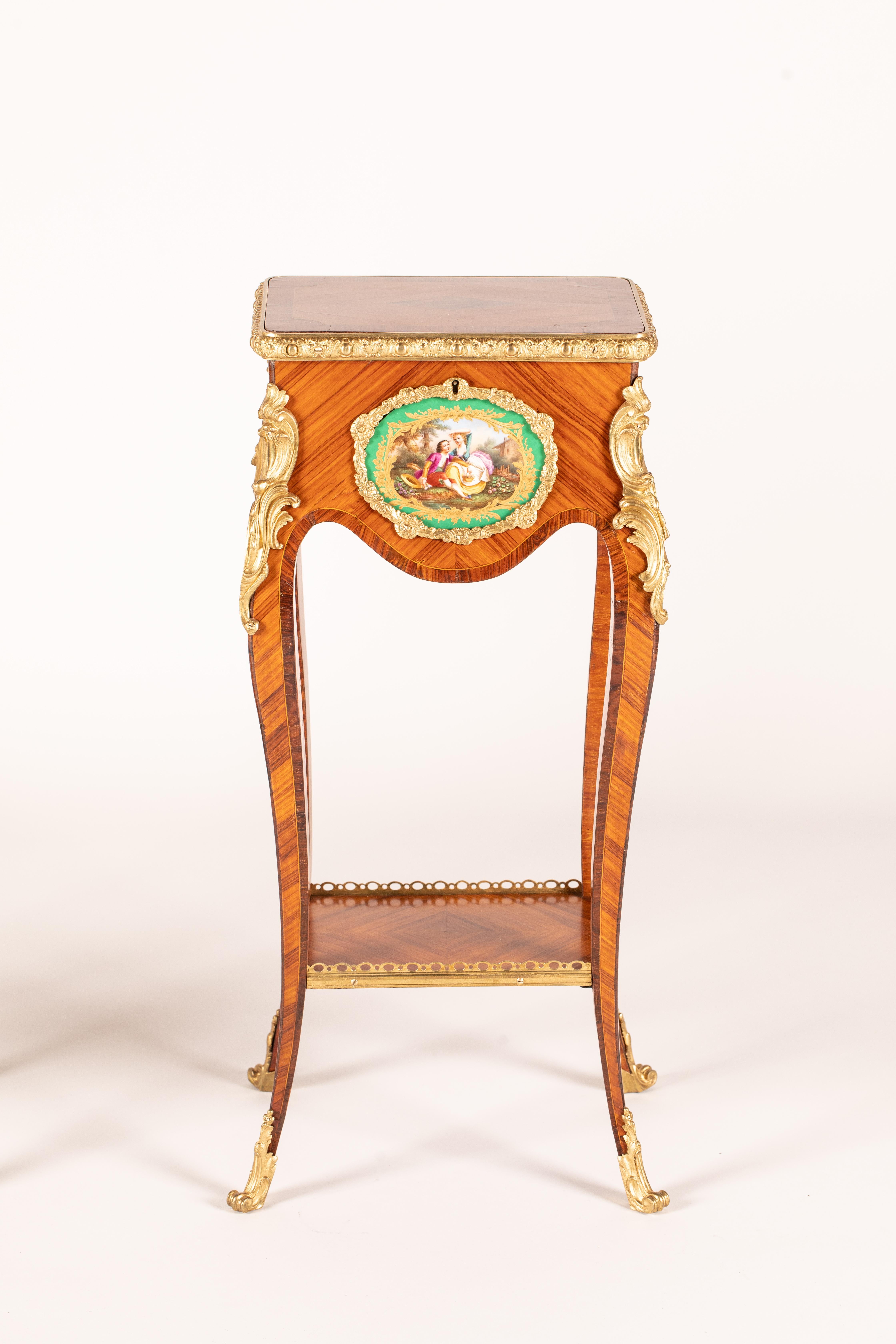 Porcelaine Paire de tables d'appoint du 19ème siècle dans le style Louis XV transitionnel en vente