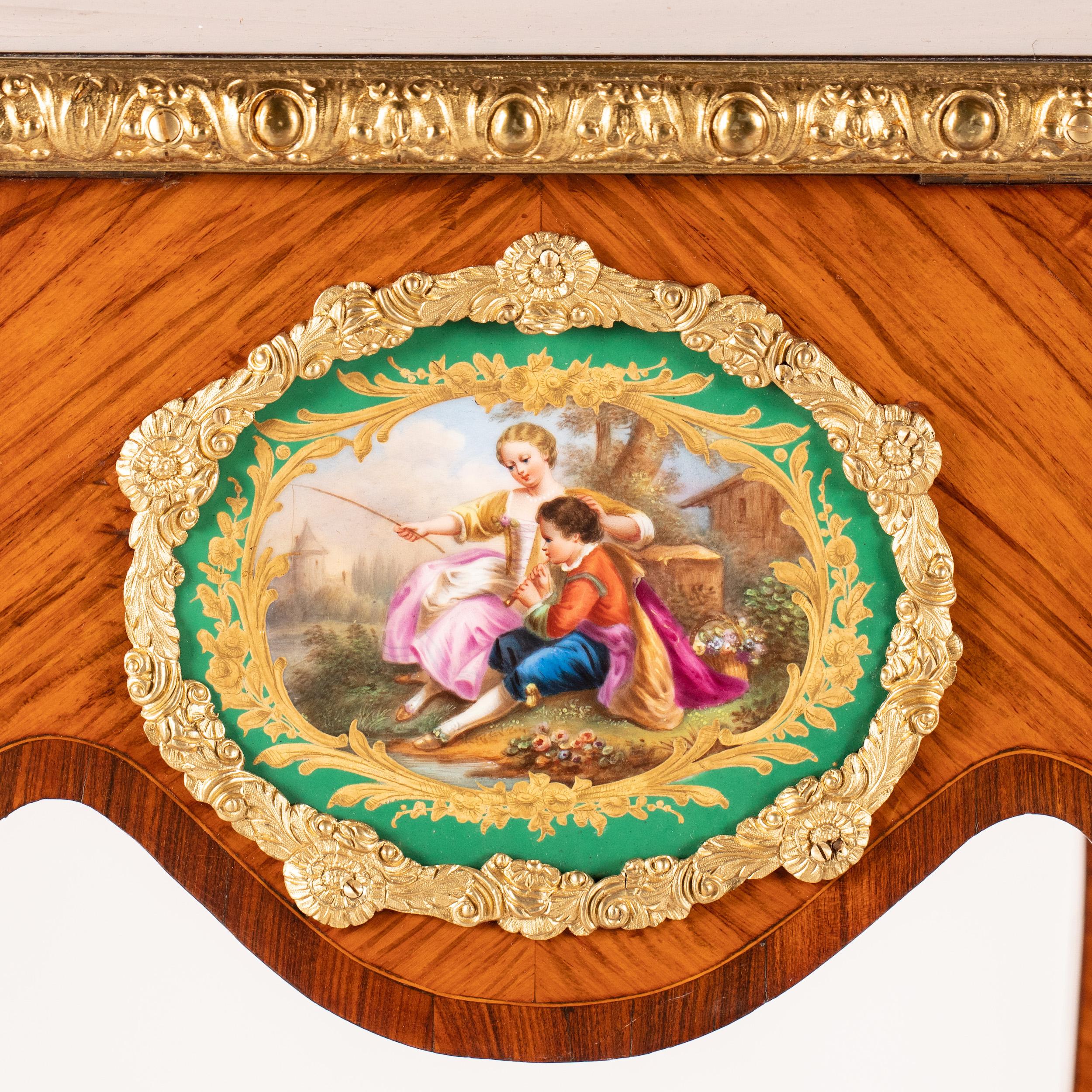 Paire de tables d'appoint du 19ème siècle dans le style Louis XV transitionnel en vente 2
