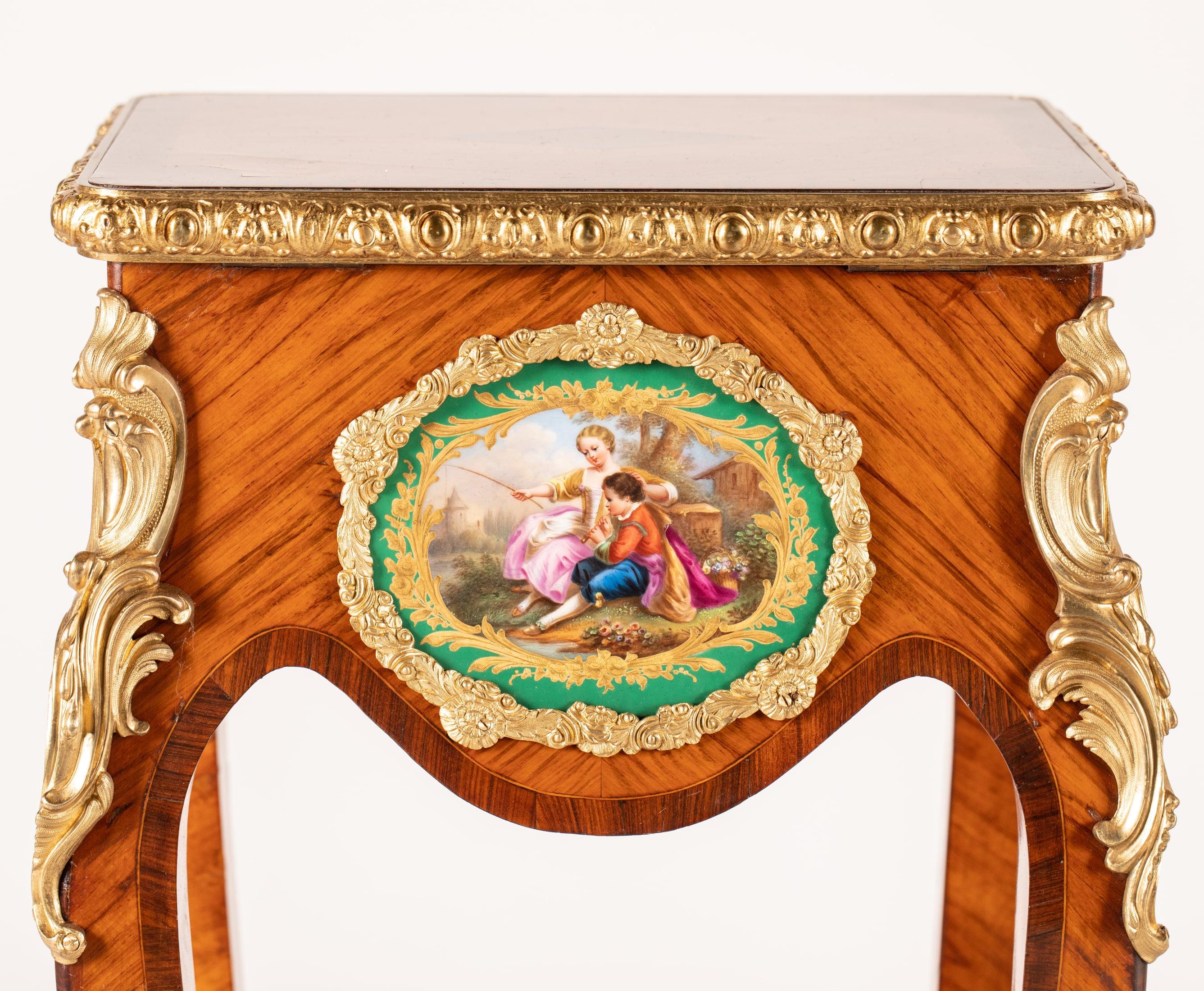 Paire de tables d'appoint du 19ème siècle dans le style Louis XV transitionnel en vente 3