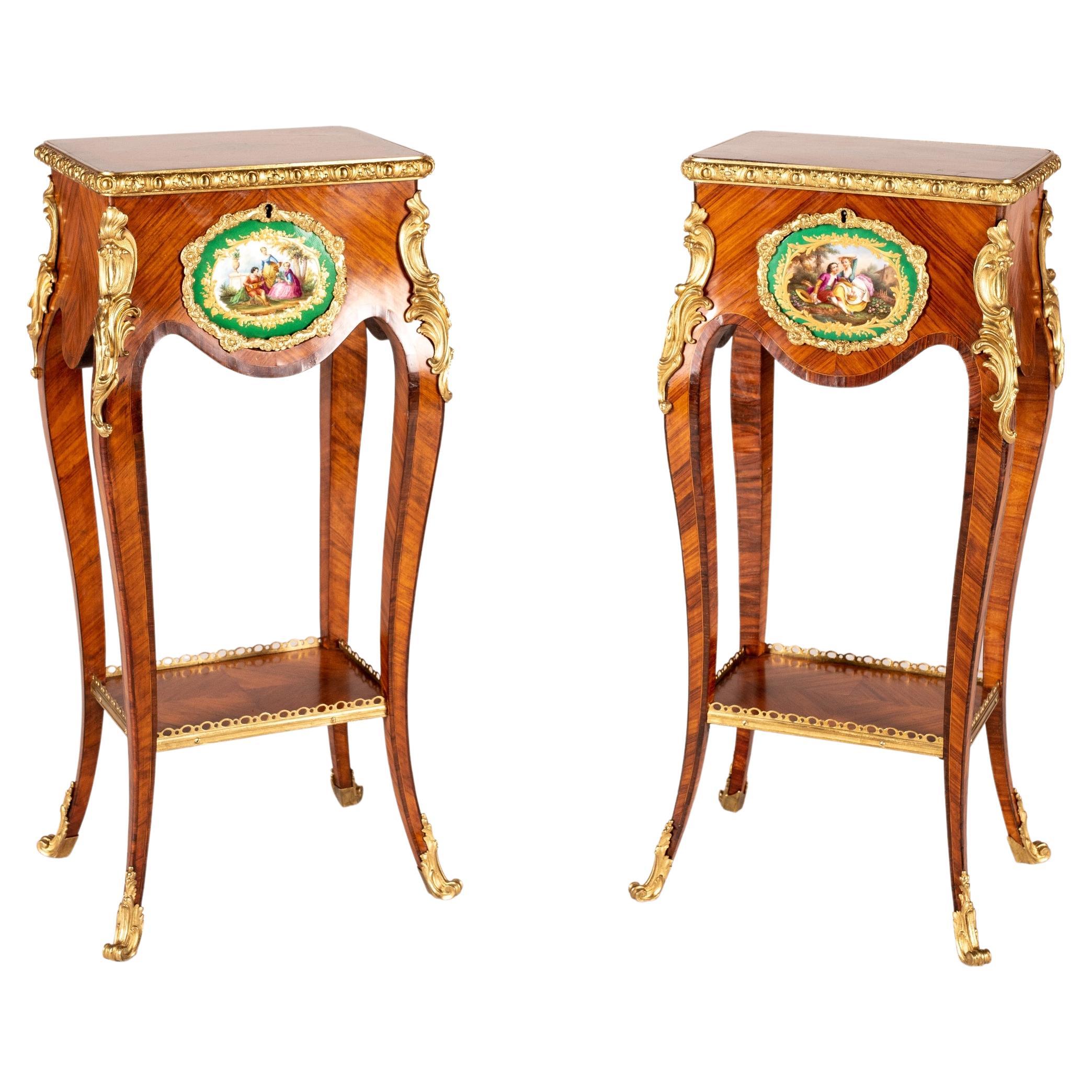 Paire de tables d'appoint du 19ème siècle dans le style Louis XV transitionnel en vente