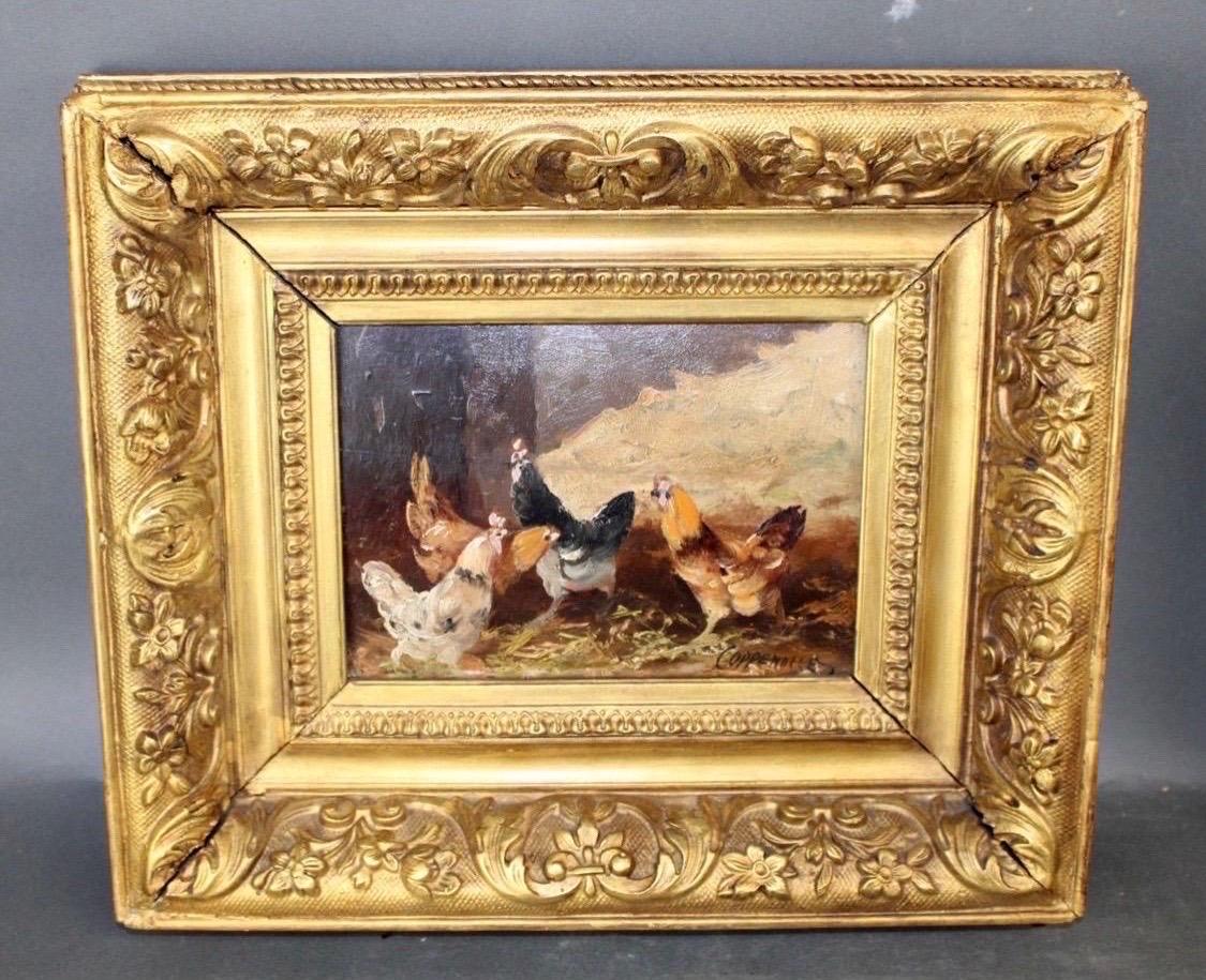 Edmond Van Coppenolle (belga, 1843/46-1915 circa) coppia di dipinti a olio su tavola. Scena di aia con galli. In cornici antiche di legno dorato.
Firmato in basso a destra Coppenolle.
Dimensioni complessive della cornice 13 1/4 