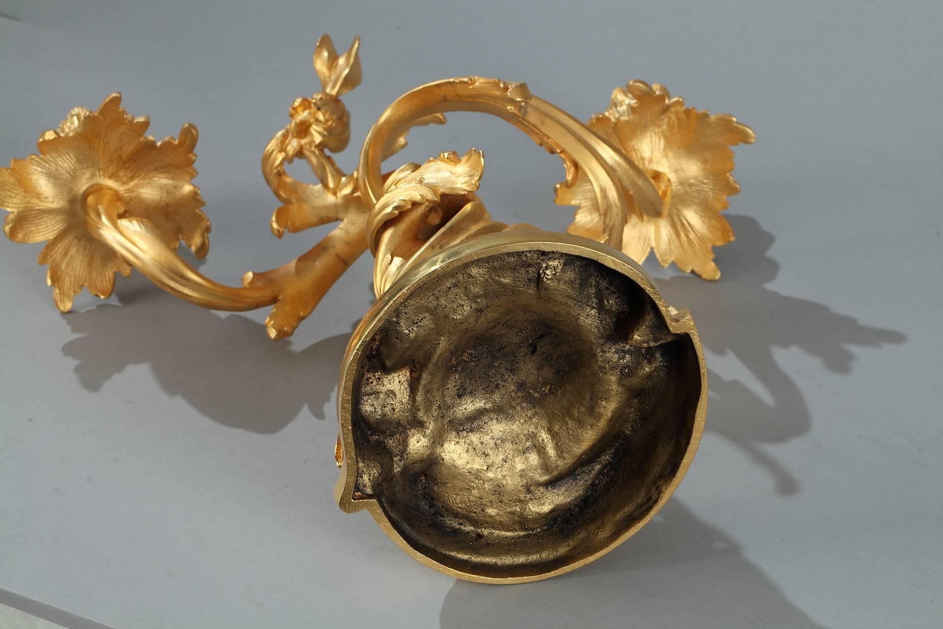 Paar Goldbronze-Kandelaber im Louis-XV-Stil des 19. Jahrhunderts im Angebot 3