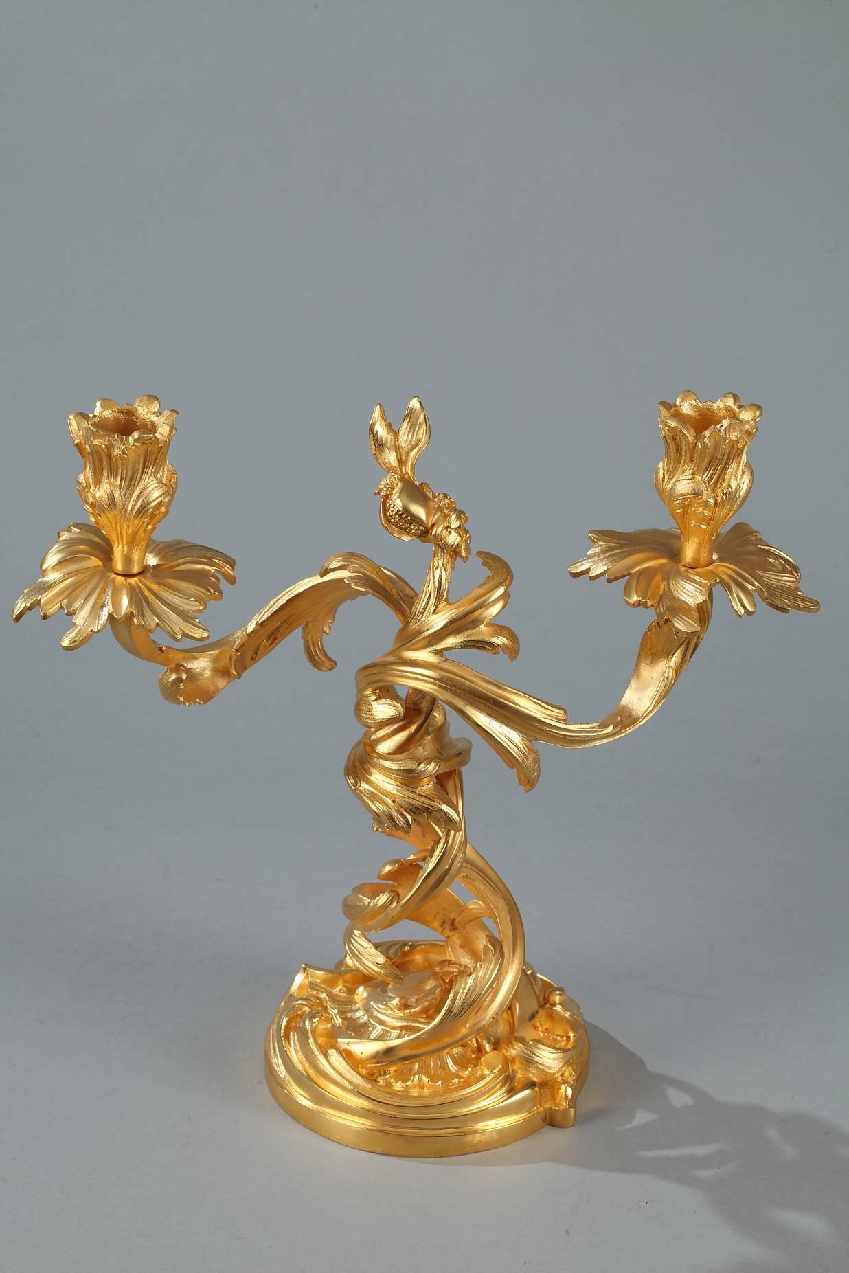 Paire de candélabres à deux branches de lumière chacun en bronze doré et sculpté. Leur décor s'inspire des motifs de la Rocaille, des feuillages asymétriques qui s'enroulent vers le haut, créant une composition vivante. Période Napoléon III,

vers