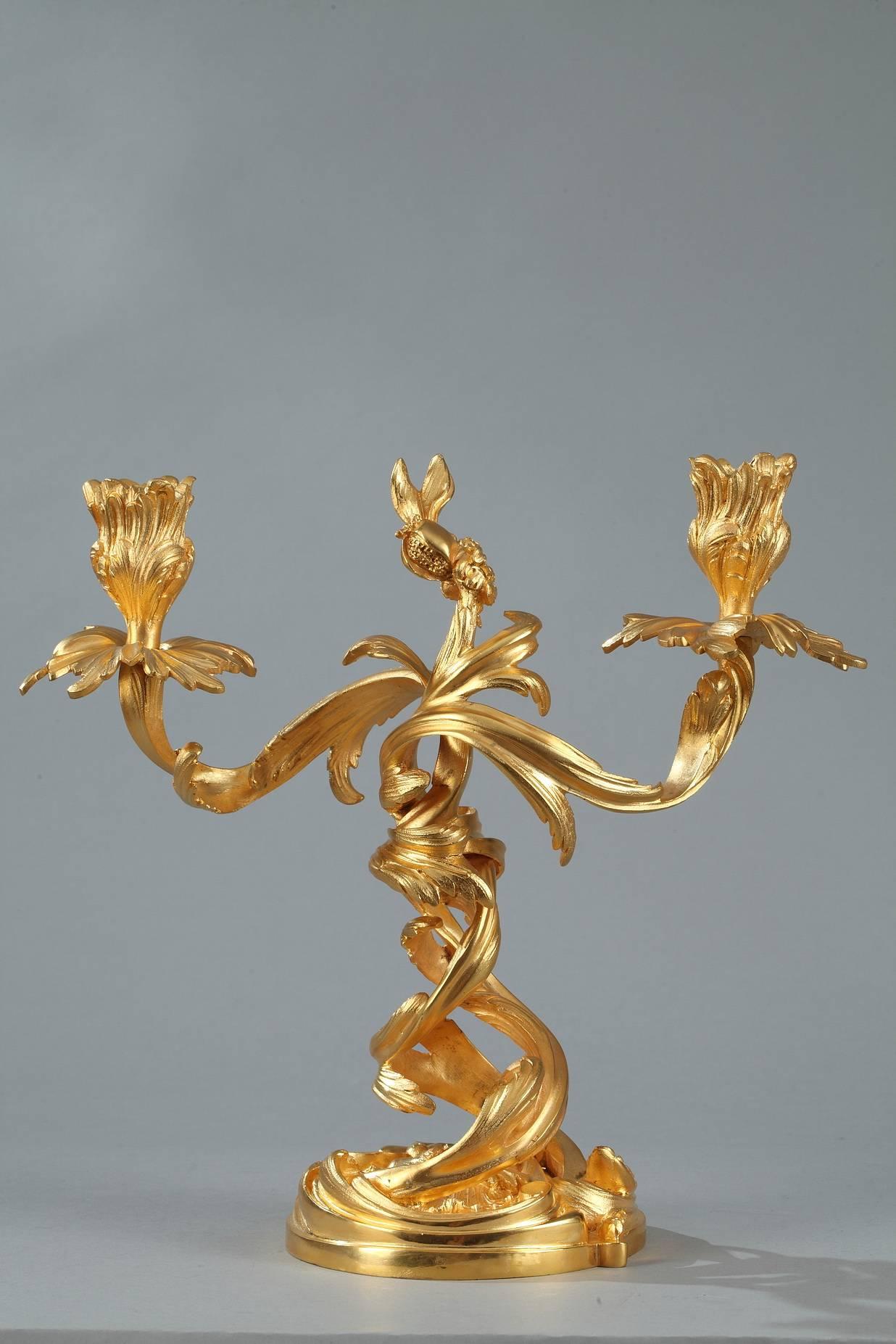 Français Paire de candélabres en bronze doré de style Louis XV, 19e siècle en vente