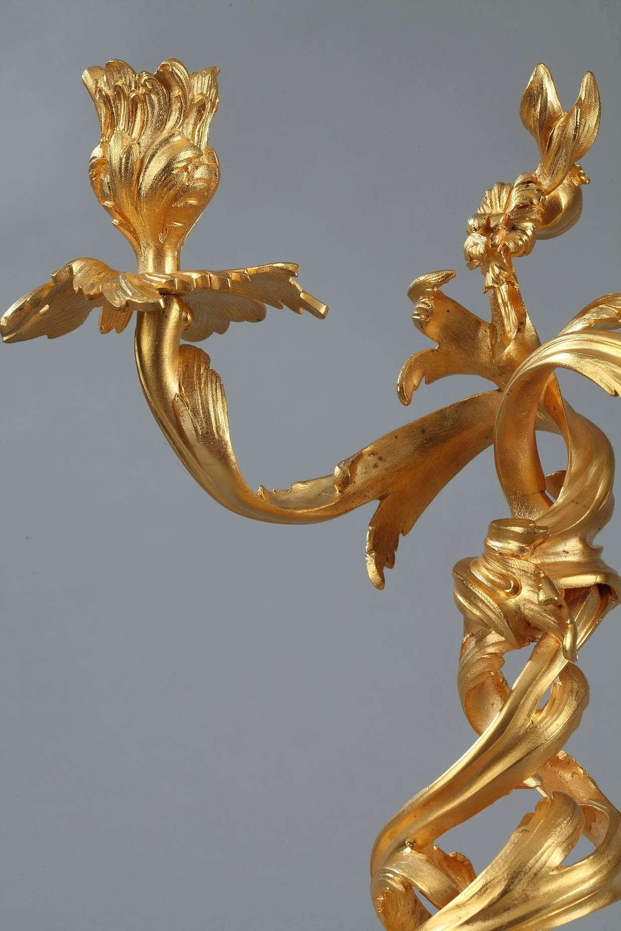 Paar Goldbronze-Kandelaber im Louis-XV-Stil des 19. Jahrhunderts (Vergoldet) im Angebot