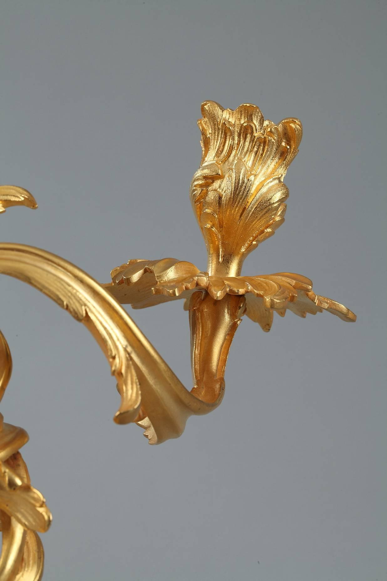 Milieu du XIXe siècle Paire de candélabres en bronze doré de style Louis XV, 19e siècle en vente