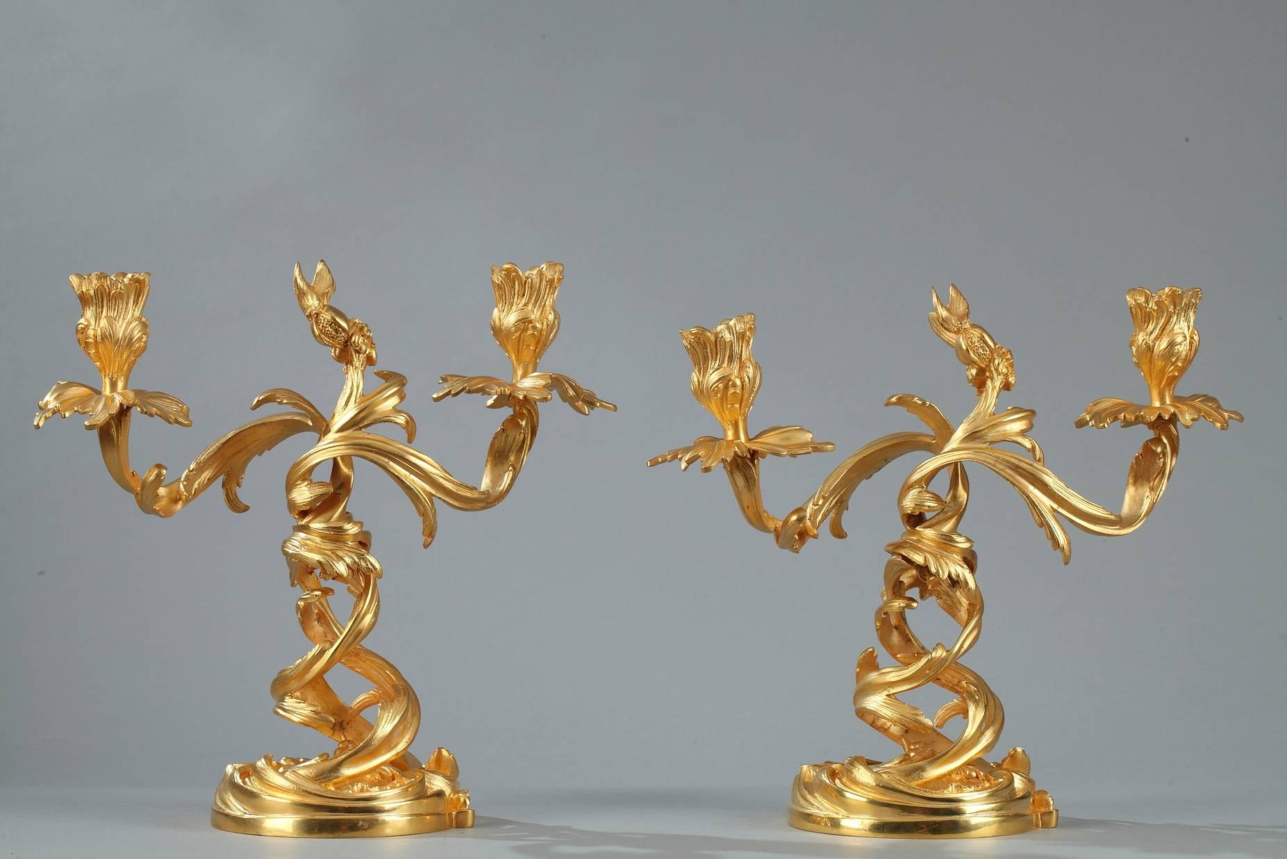 Bronze doré Paire de candélabres en bronze doré de style Louis XV, 19e siècle en vente