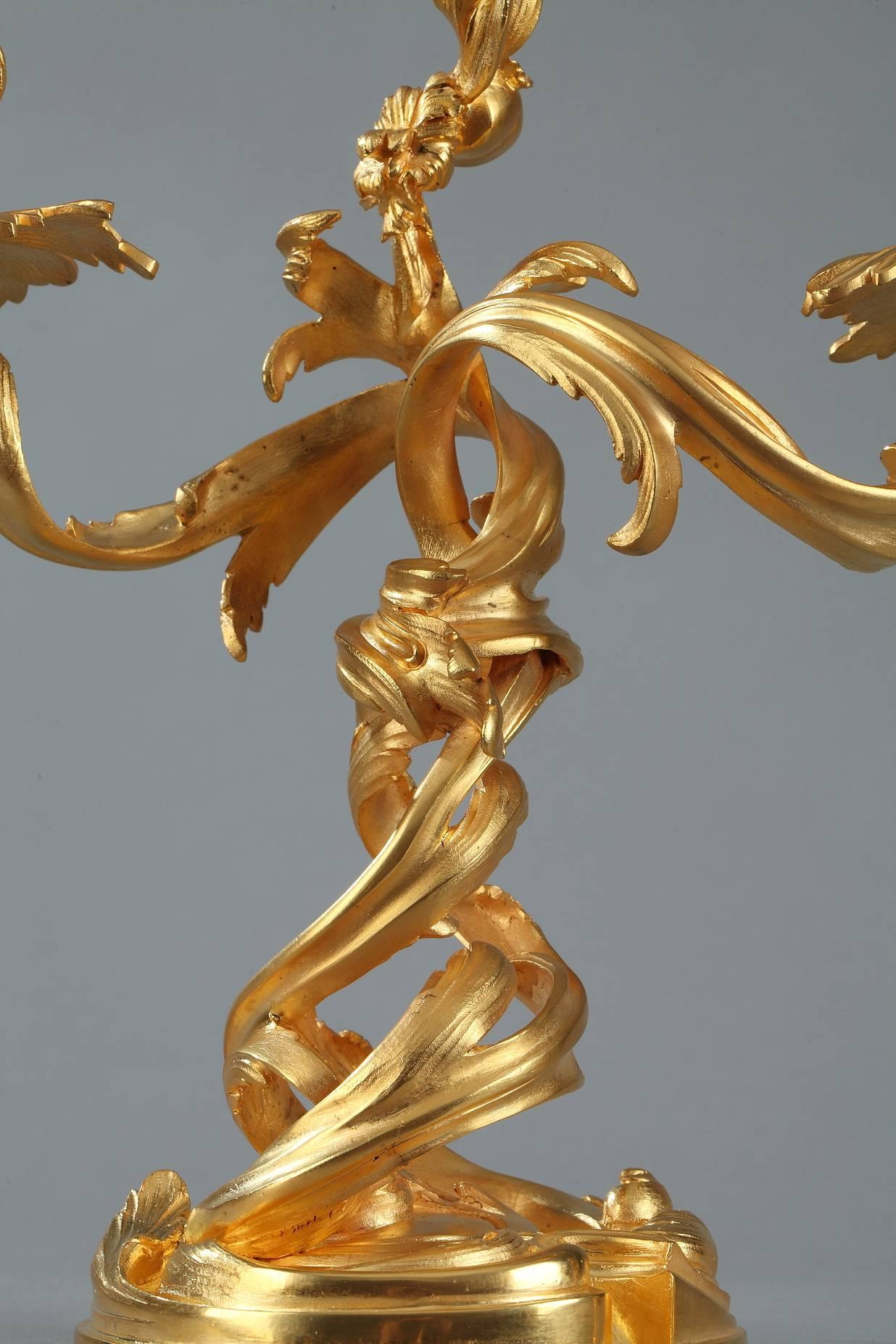 Paar Goldbronze-Kandelaber im Louis-XV-Stil des 19. Jahrhunderts im Angebot 2