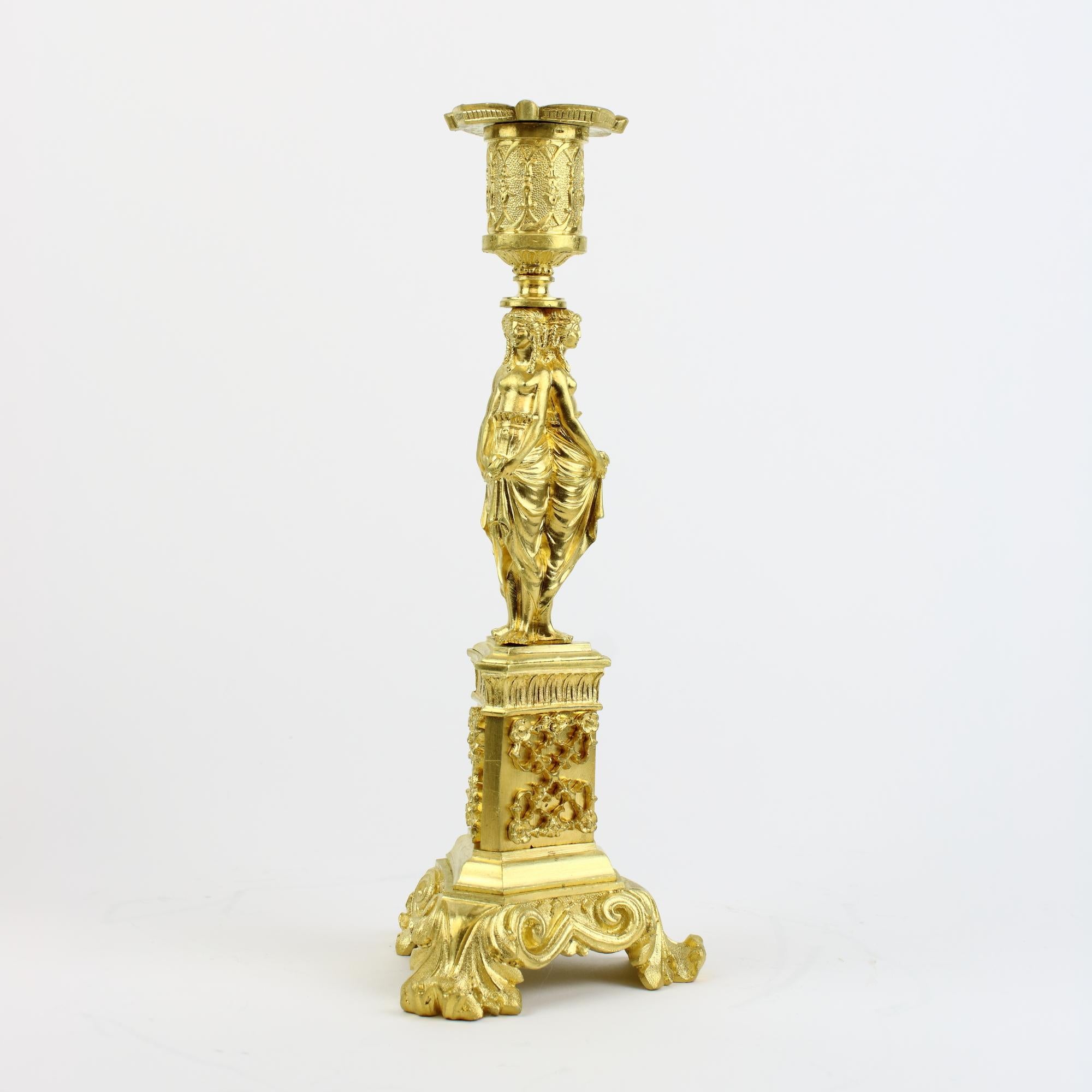 Paar Ormolu-Kerzenständer mit Caryatids aus dem 19. Jahrhundert (Vergoldet) im Angebot