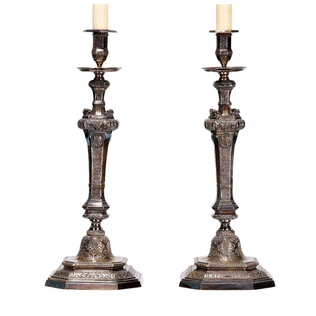 Baroque Paire de chandeliers en bronze argenté et orné du 19e siècle en vente