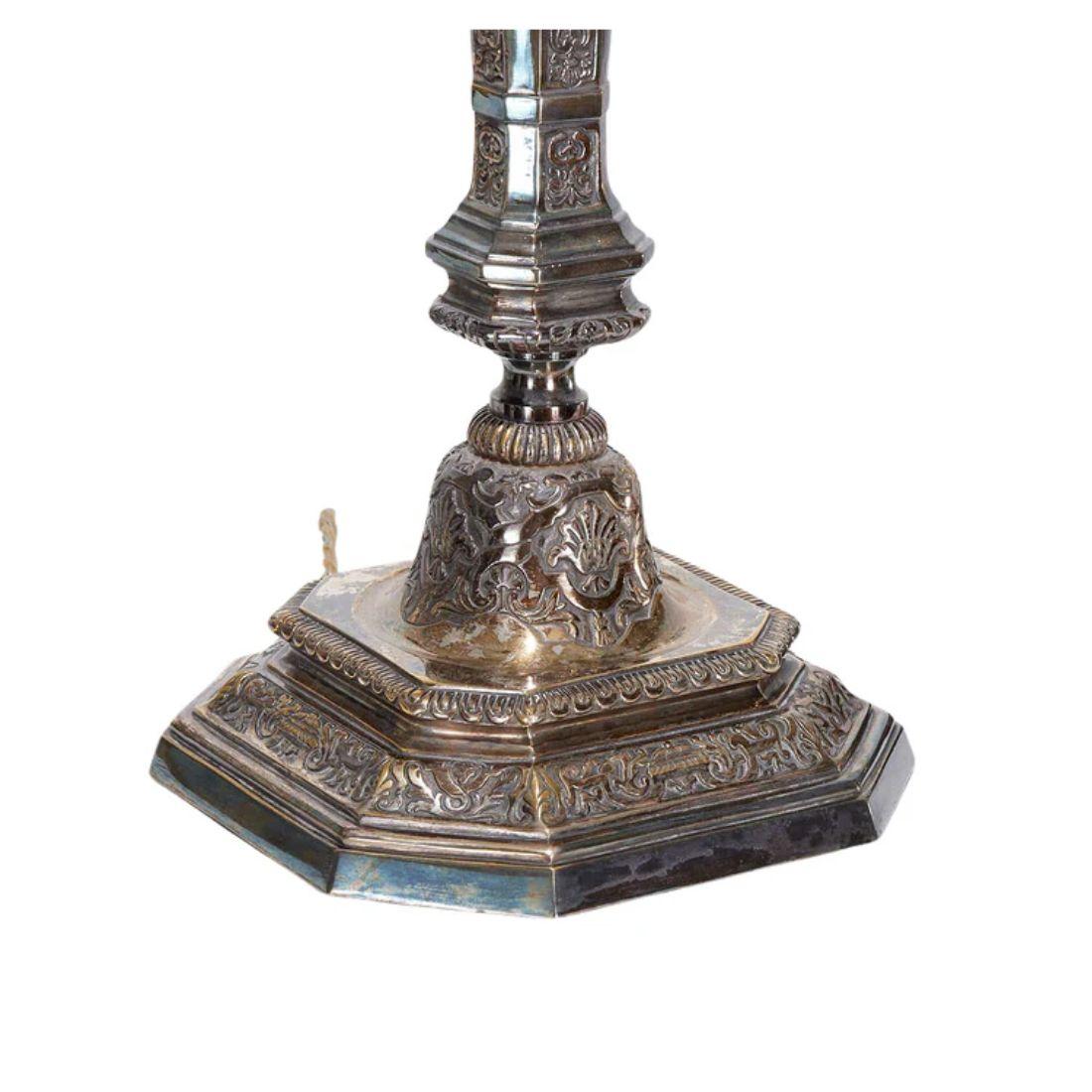 Argenté Paire de chandeliers en bronze argenté et orné du 19e siècle en vente
