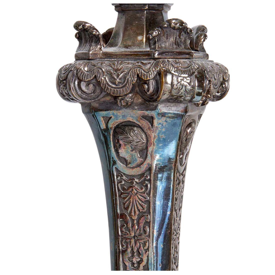 Paire de chandeliers en bronze argenté et orné du 19e siècle Bon état - En vente à Locust Valley, NY