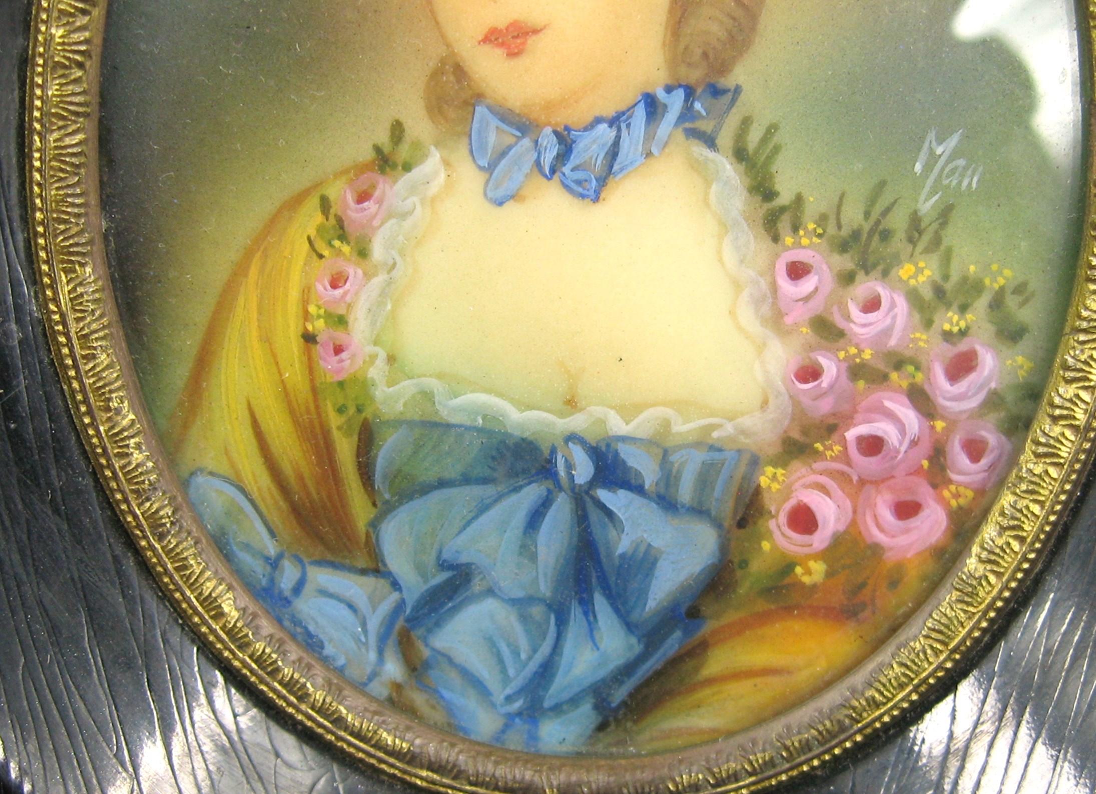 Coppia di miniature dipinte del XIX secolo - Donne floreali pastello in vendita 3