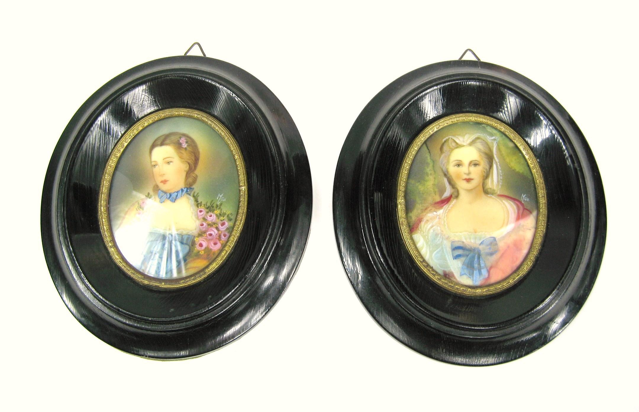 Coppia di miniature dipinte del XIX secolo - Donne floreali pastello in vendita 5