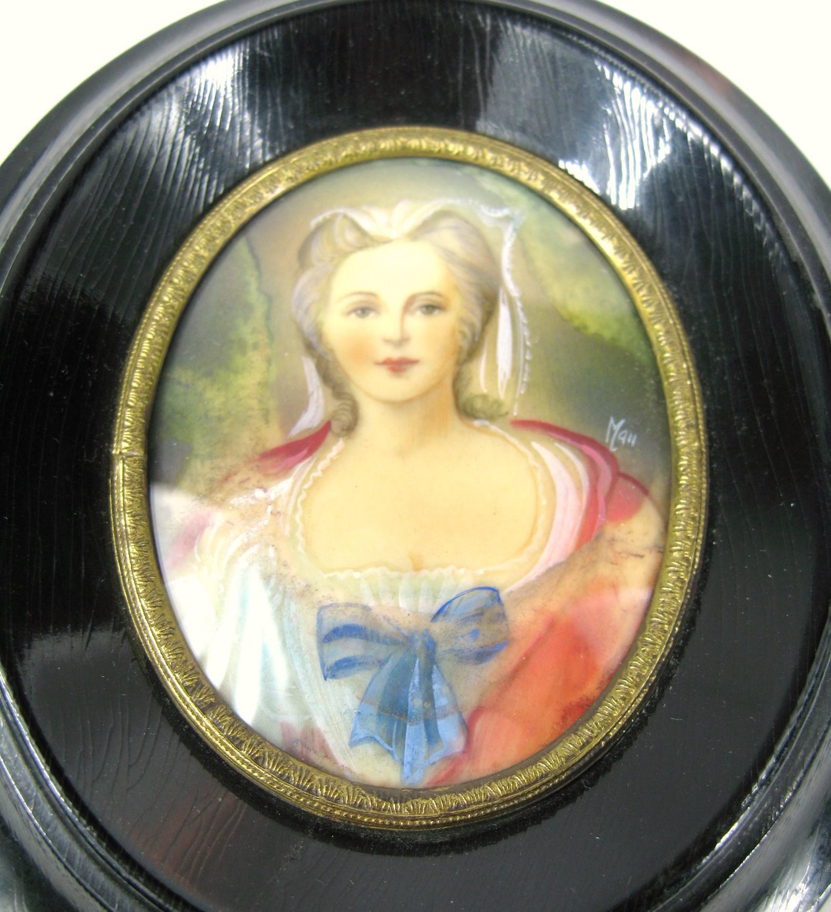 Coppia di ritratti di donna dipinti in miniatura del XIX secolo. Dipinto su una superficie che sembra essere di celluloide con cornici ovali in legno, misura 5,3 x 4,6 pollici. Firmato in modo illeggibile. Dipinti meravigliosamente dettagliati. Non