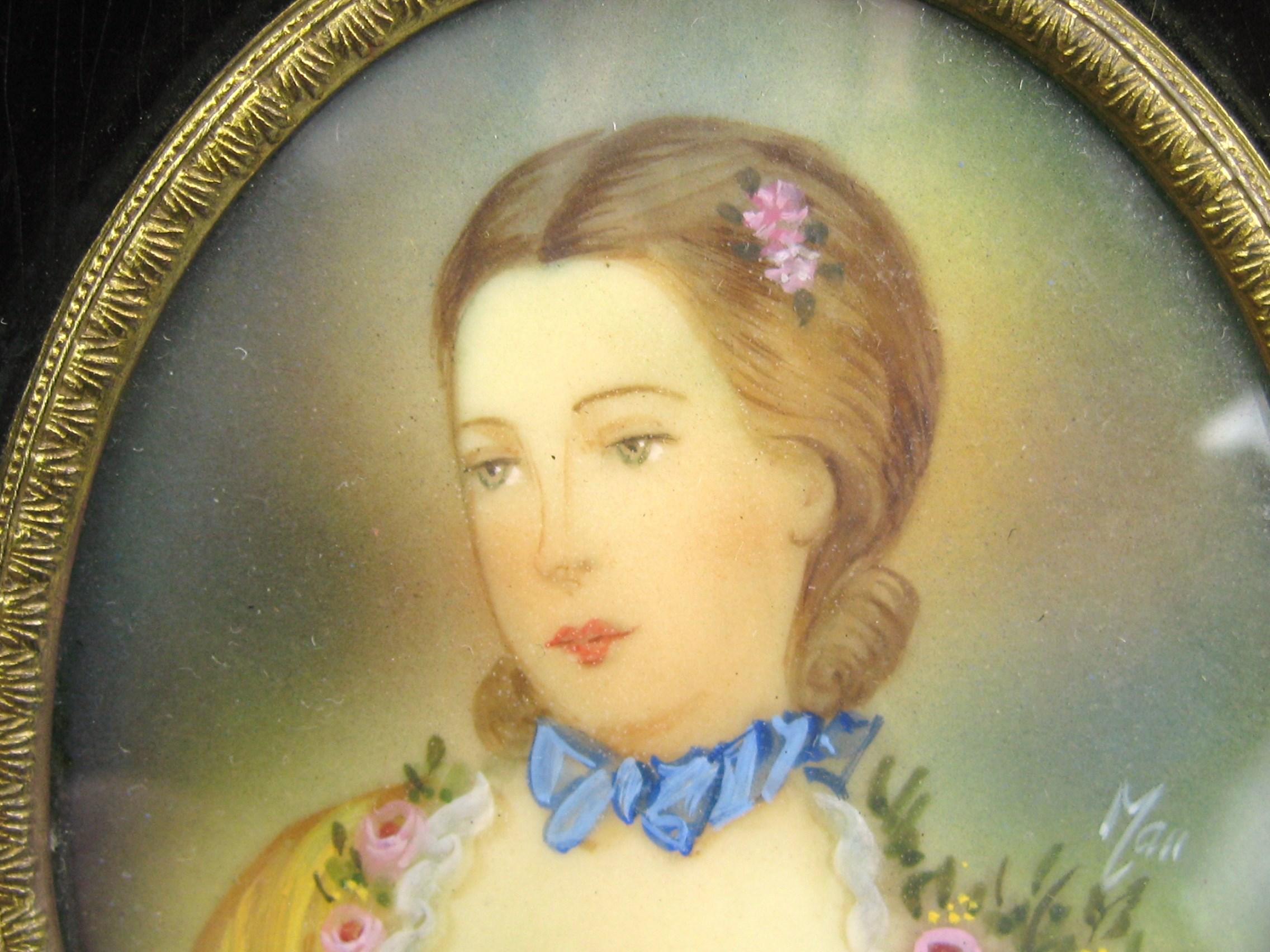 Coppia di miniature dipinte del XIX secolo - Donne floreali pastello in vendita 1