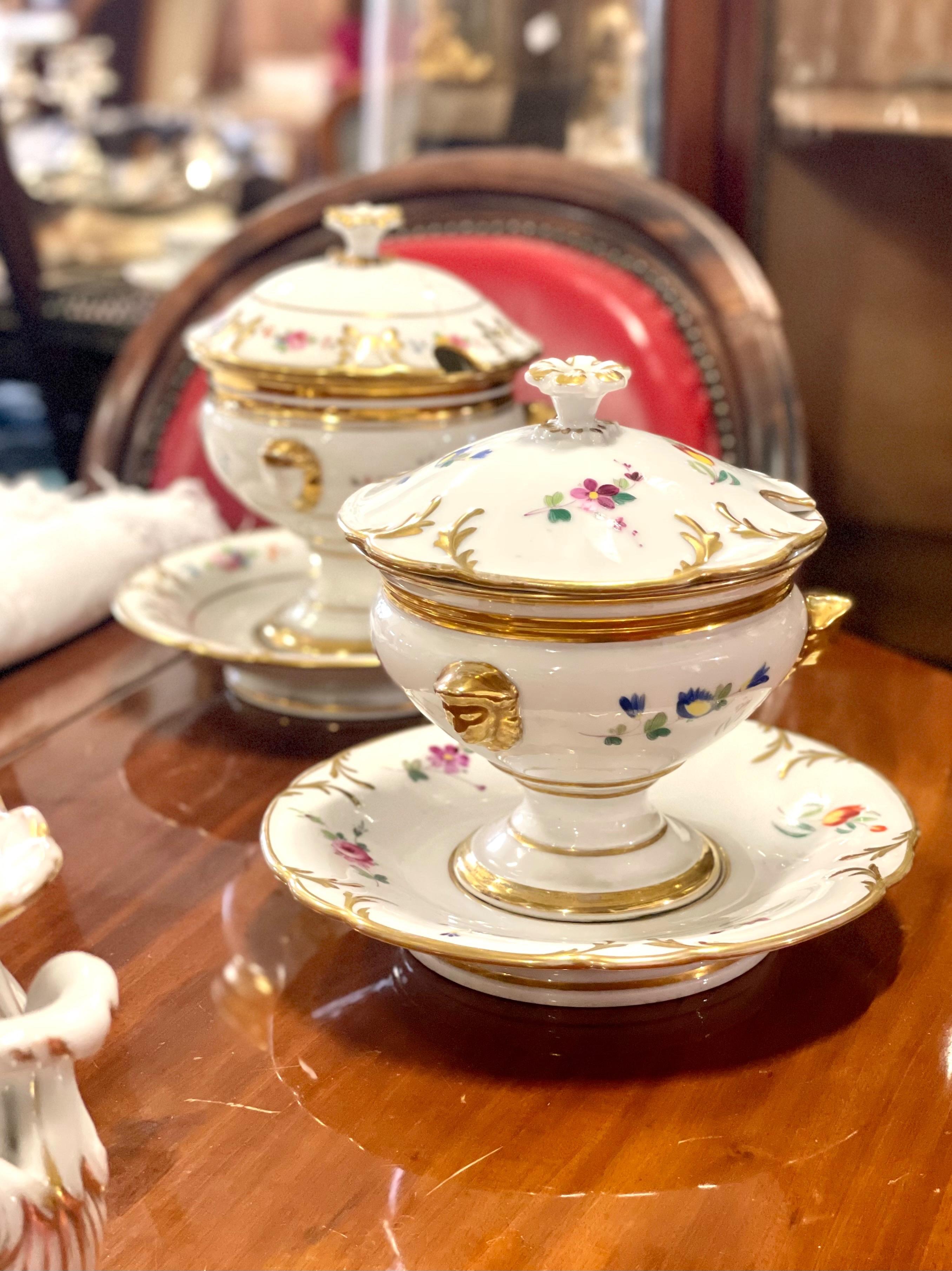 Paire de Confituriers à couvercle en porcelaine de Paris du 19ème siècle avec sous-assiettes fixes en vente 3