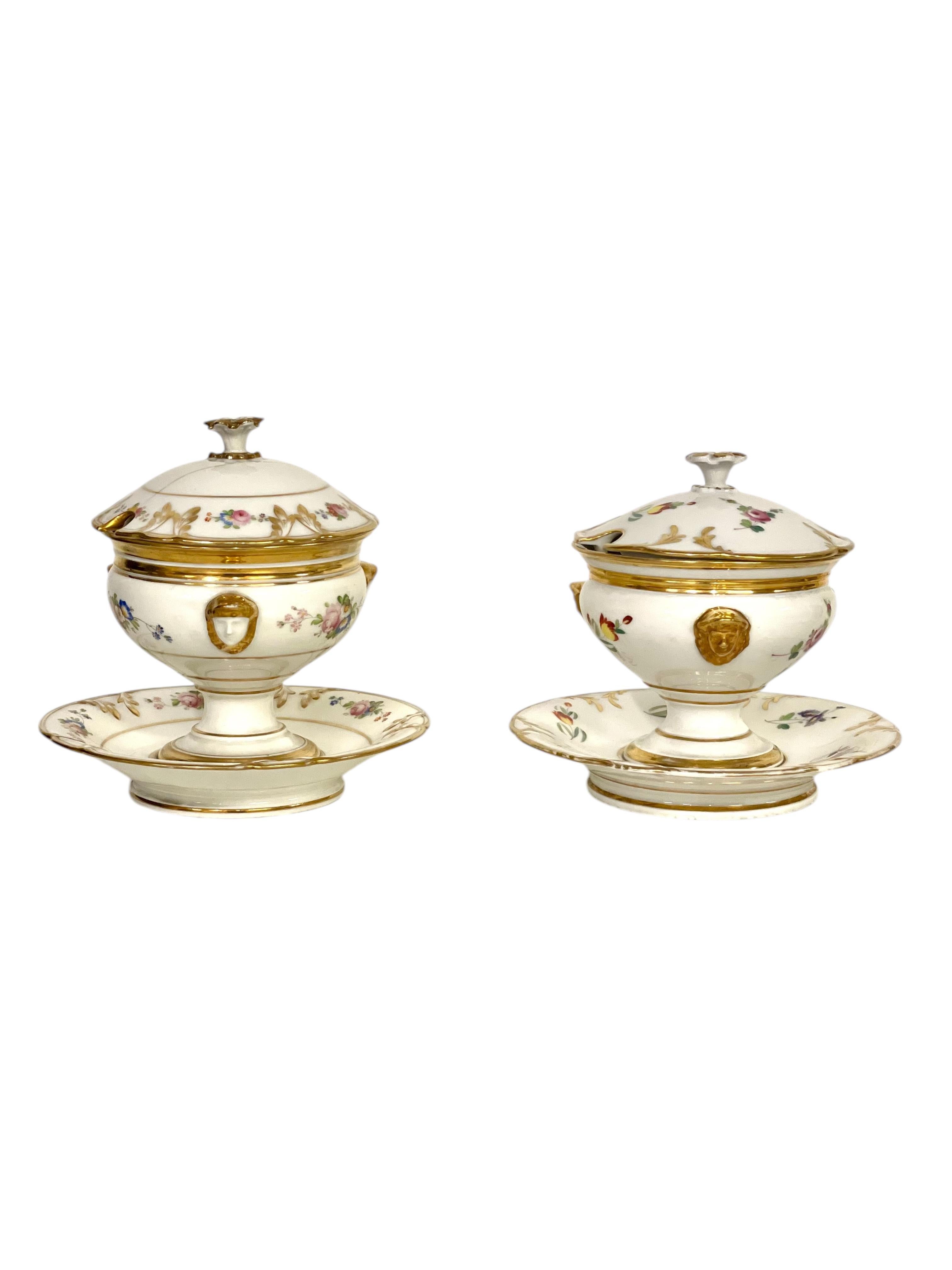 Paire de Confituriers à couvercle en porcelaine de Paris du 19ème siècle avec sous-assiettes fixes en vente 4