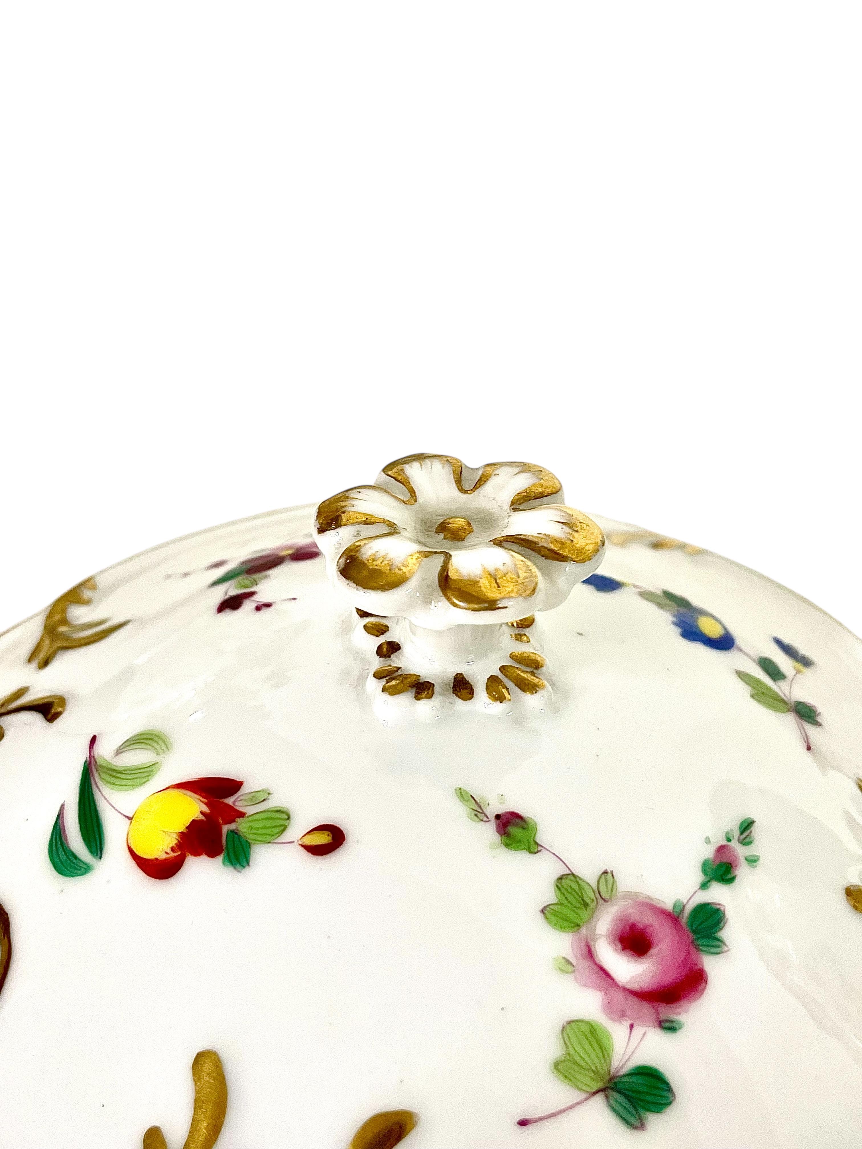 Paire de Confituriers à couvercle en porcelaine de Paris du 19ème siècle avec sous-assiettes fixes en vente 9