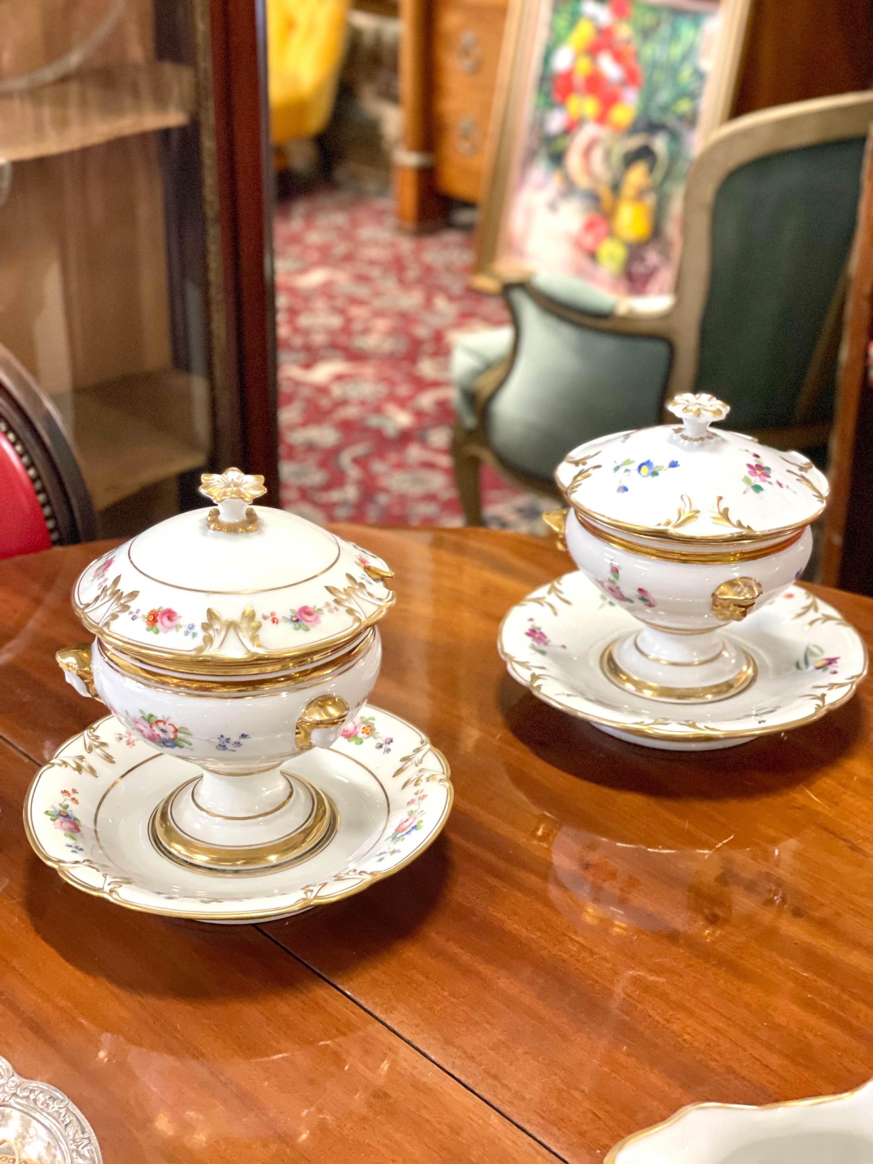 Paire de Confituriers à couvercle en porcelaine de Paris du 19ème siècle avec sous-assiettes fixes en vente 12