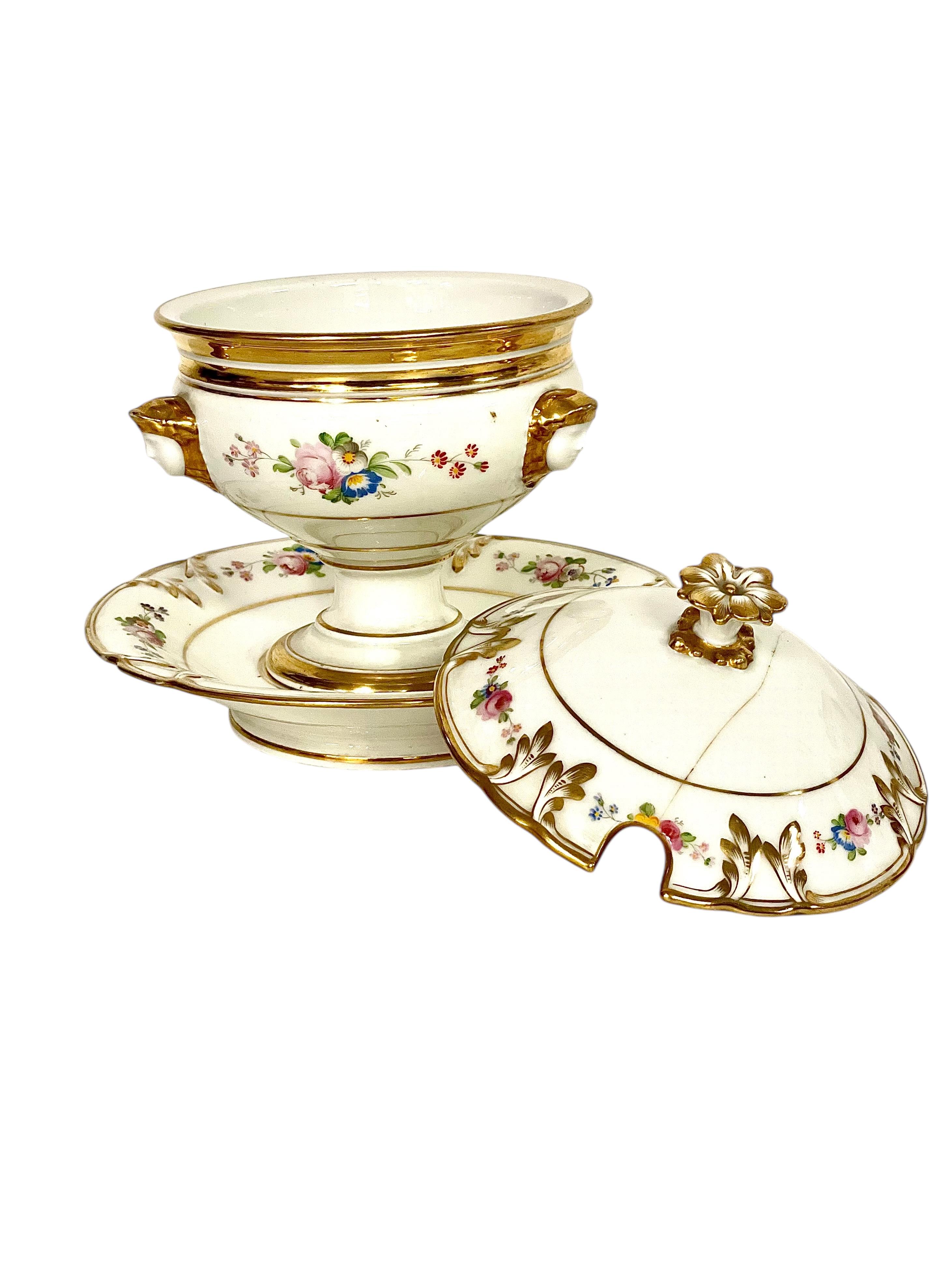 Français Paire de Confituriers à couvercle en porcelaine de Paris du 19ème siècle avec sous-assiettes fixes en vente