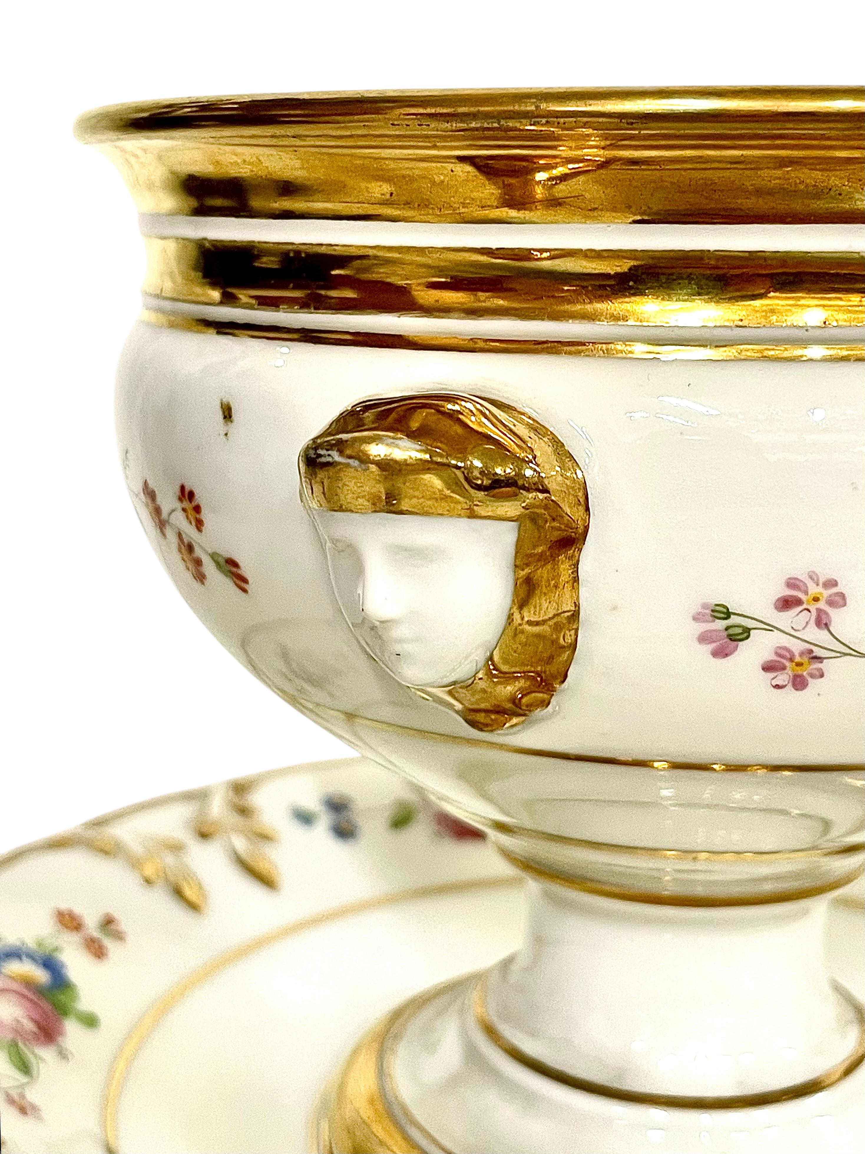 Paire de Confituriers à couvercle en porcelaine de Paris du 19ème siècle avec sous-assiettes fixes Bon état - En vente à LA CIOTAT, FR