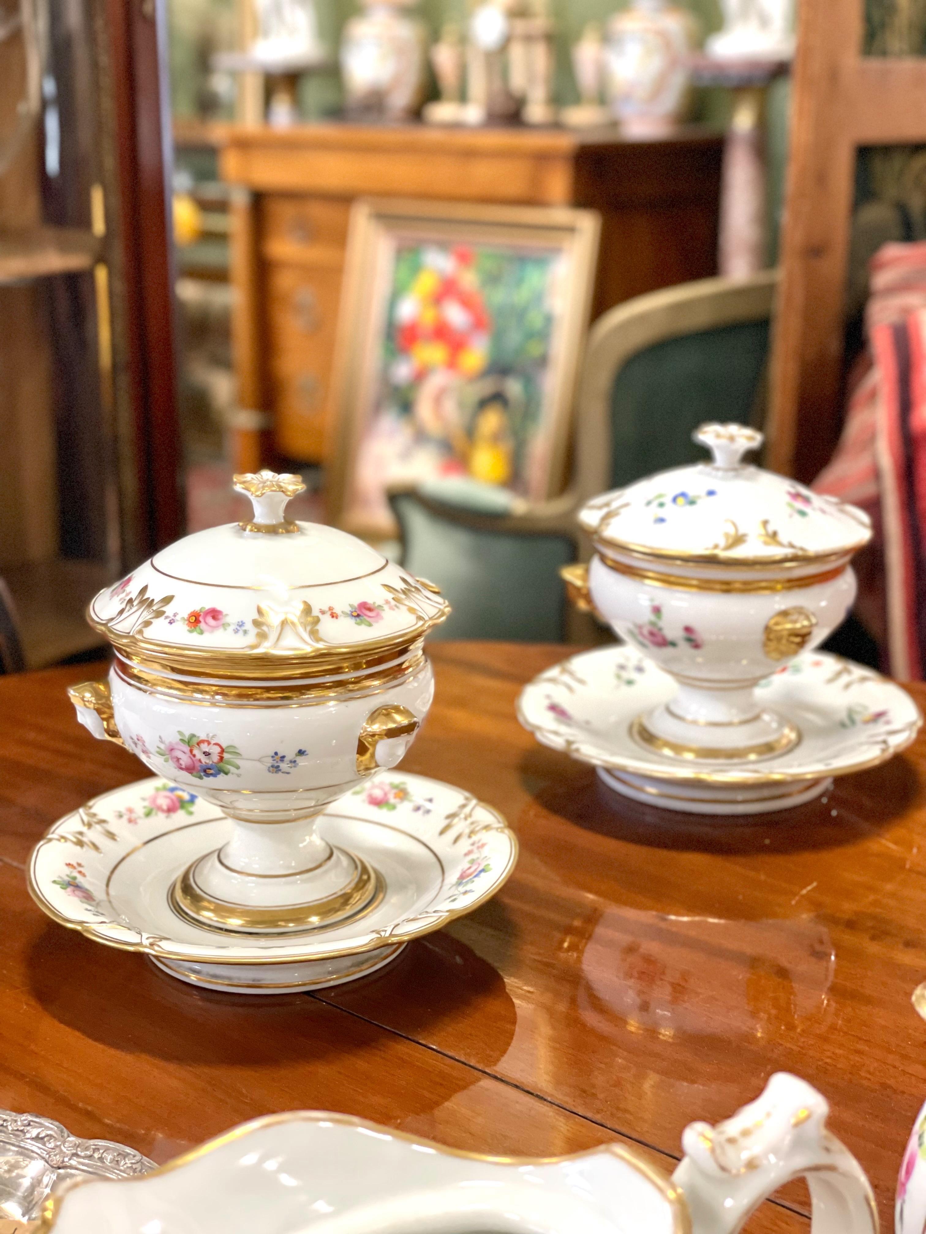 Porcelaine Paire de Confituriers à couvercle en porcelaine de Paris du 19ème siècle avec sous-assiettes fixes en vente