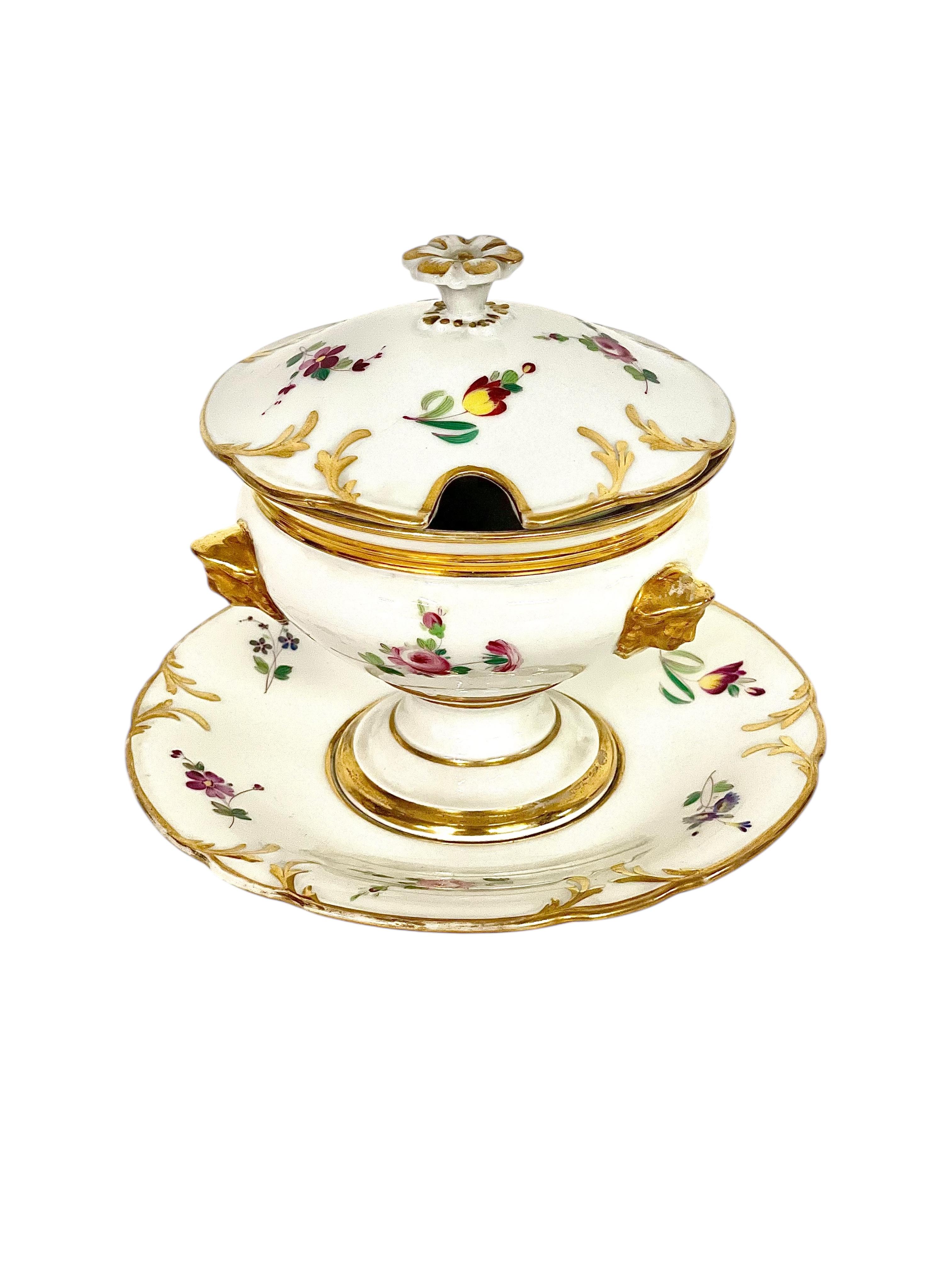 Paire de Confituriers à couvercle en porcelaine de Paris du 19ème siècle avec sous-assiettes fixes en vente 1