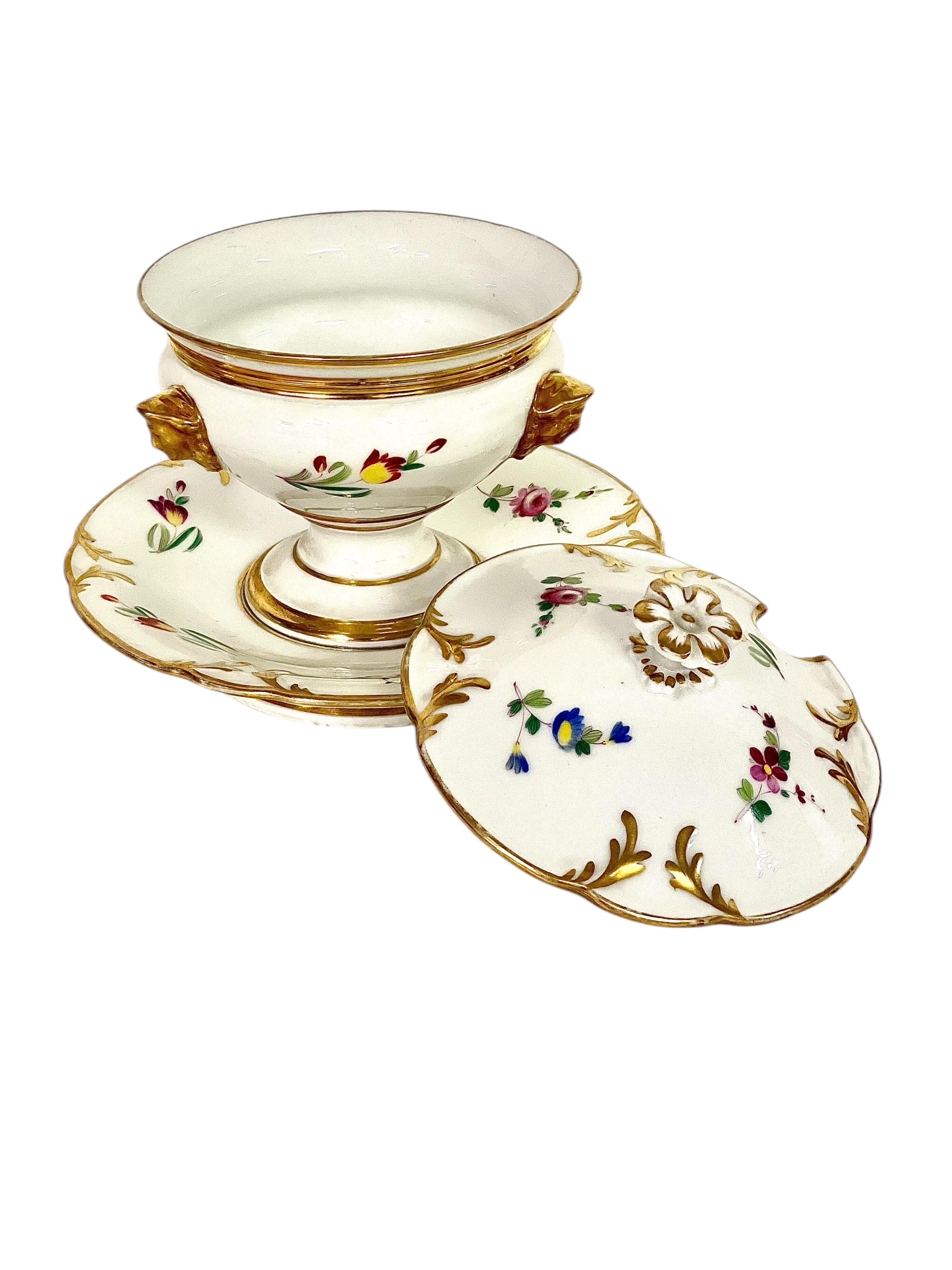 Paire de Confituriers à couvercle en porcelaine de Paris du 19ème siècle avec sous-assiettes fixes en vente 2