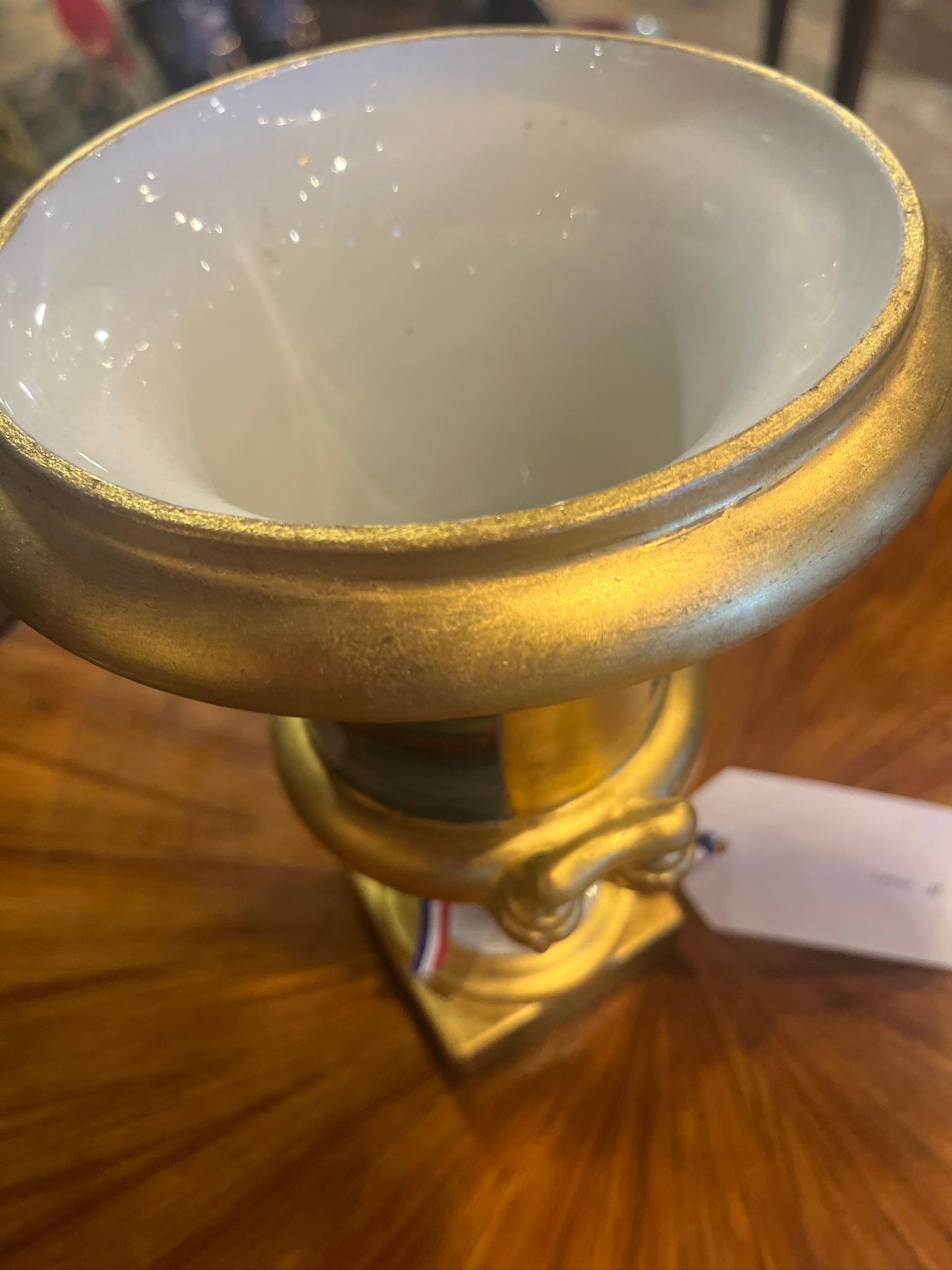 Coppia di urne pirata in porcellana di Parigi del XIX secolo. Bellissimo pezzo acquistato in Francia. Usura appropriata all'età, vedi foto dettagliate o scrivici per qualsiasi domanda. 