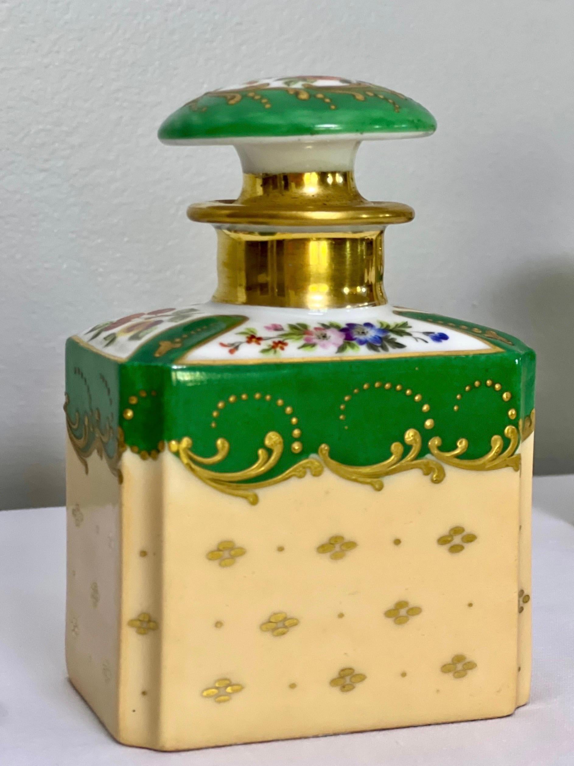 19th Century Pair of Paris Porcelain Stoppered Bottles or Flacons For Sale 5