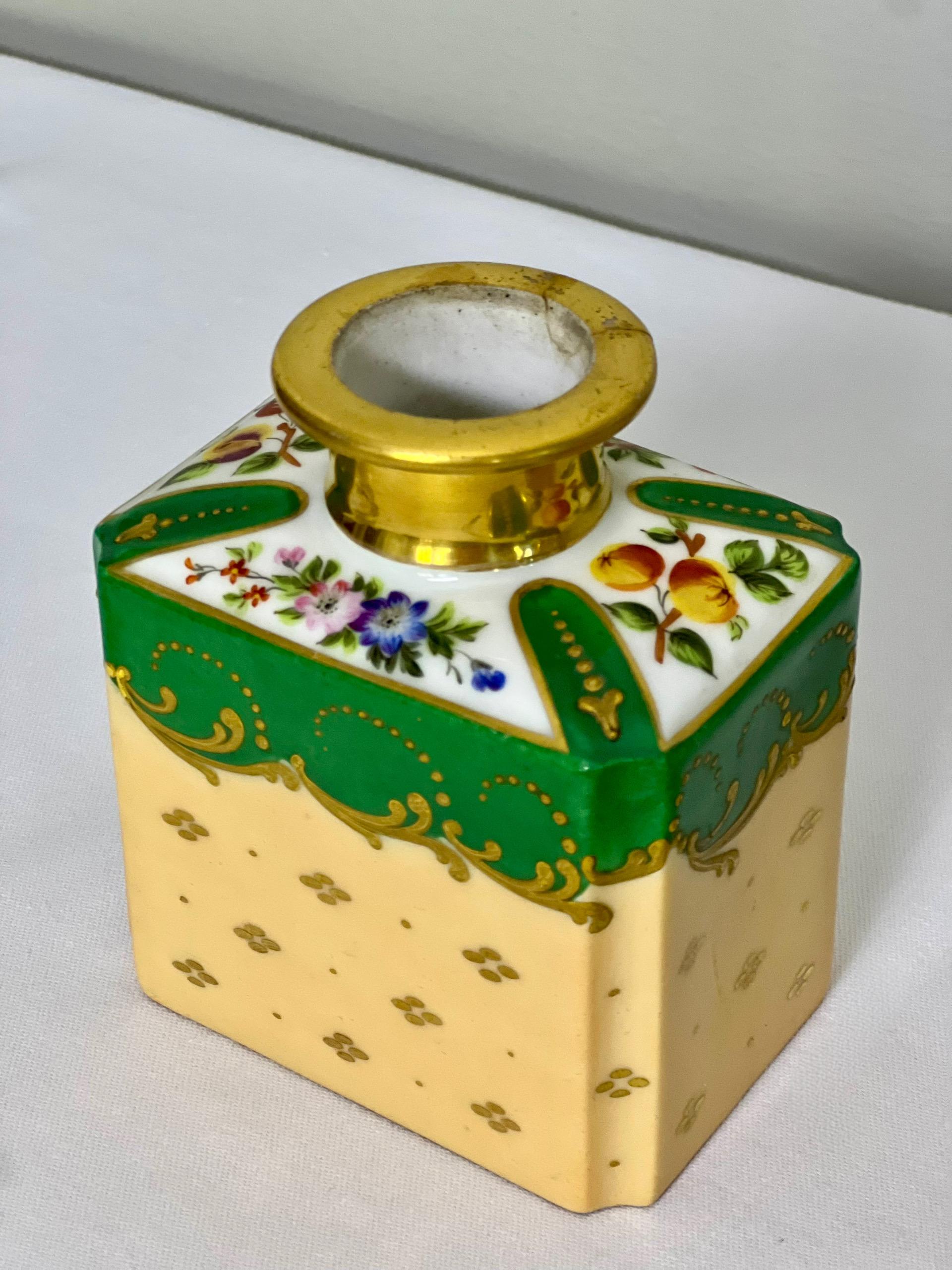 19th Century Pair of Paris Porcelain Stoppered Bottles or Flacons For Sale 6