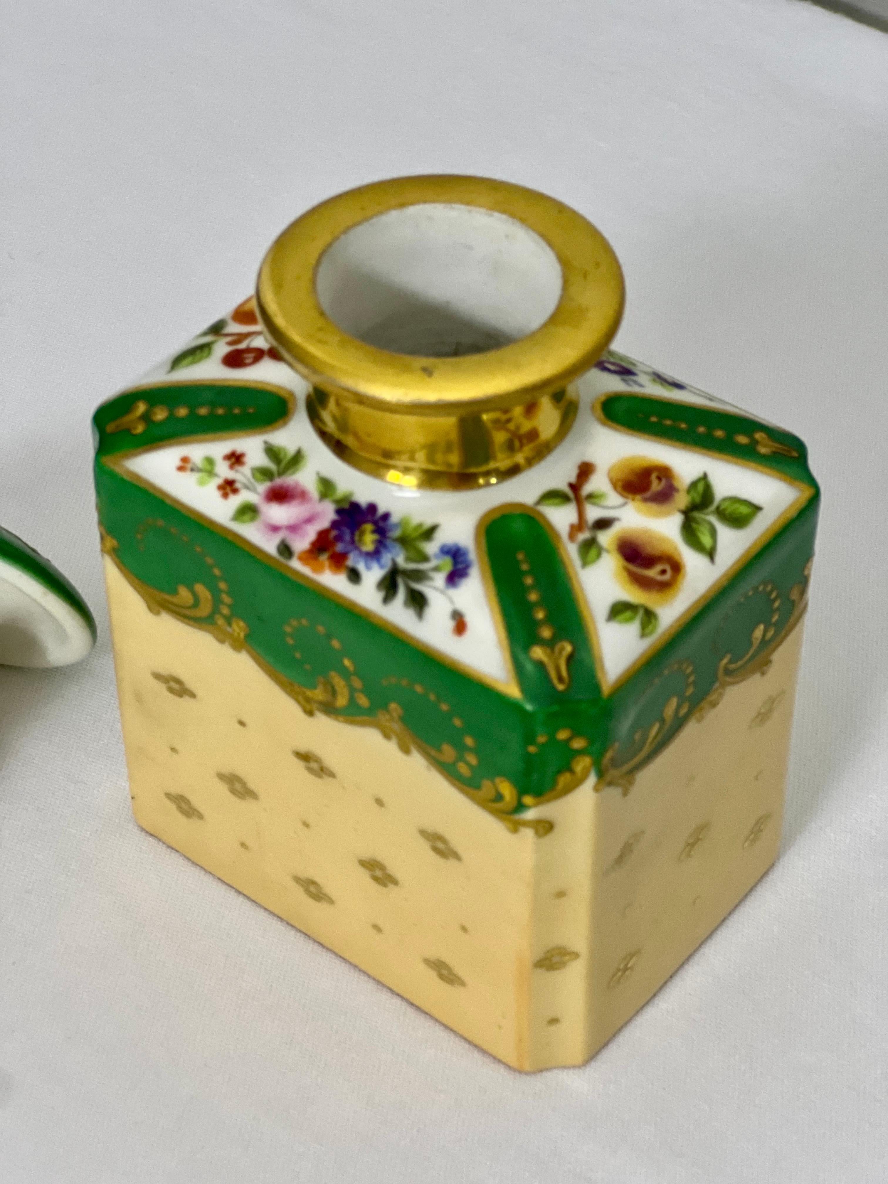 19th Century Pair of Paris Porcelain Stoppered Bottles or Flacons For Sale 7