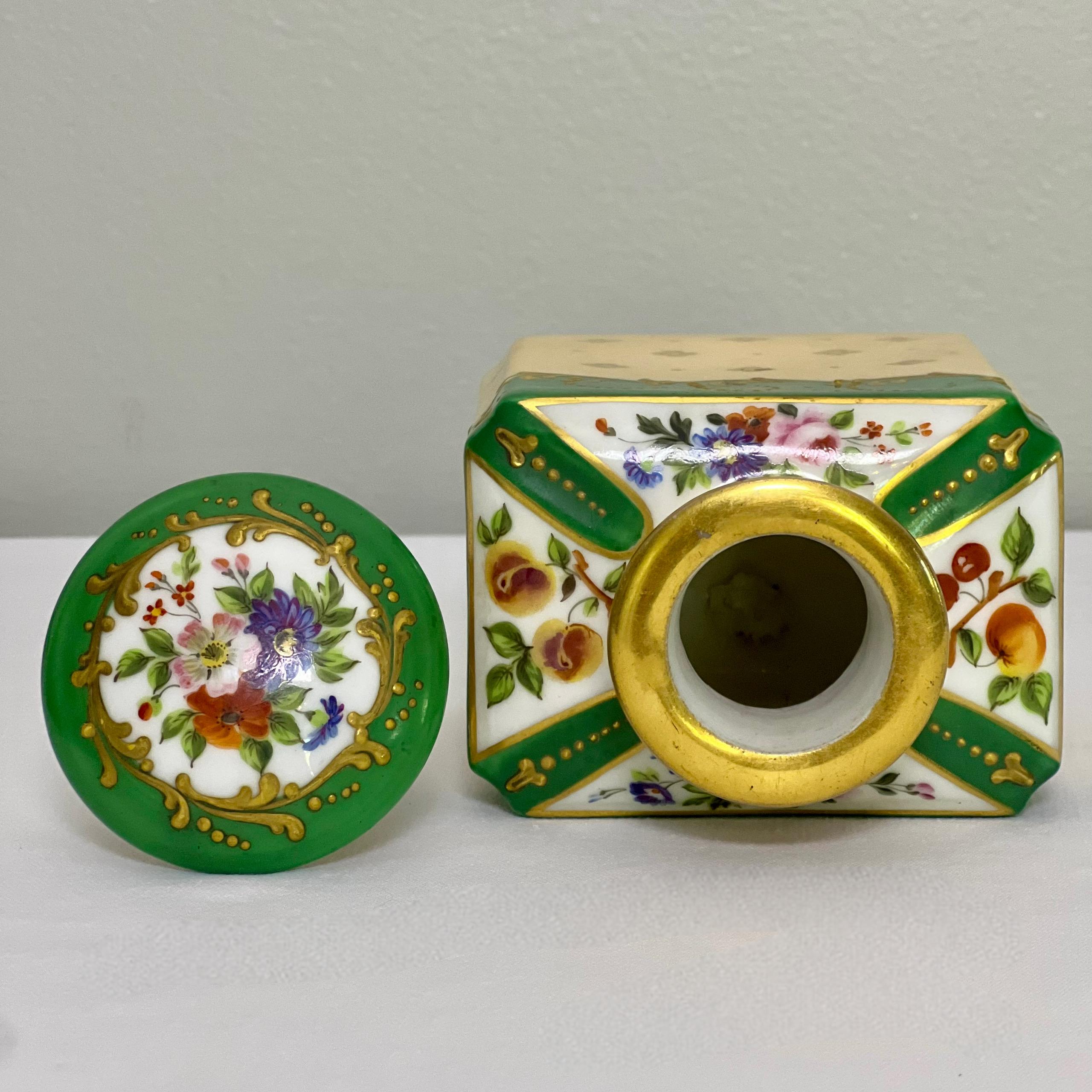 19th Century Pair of Paris Porcelain Stoppered Bottles or Flacons For Sale 8