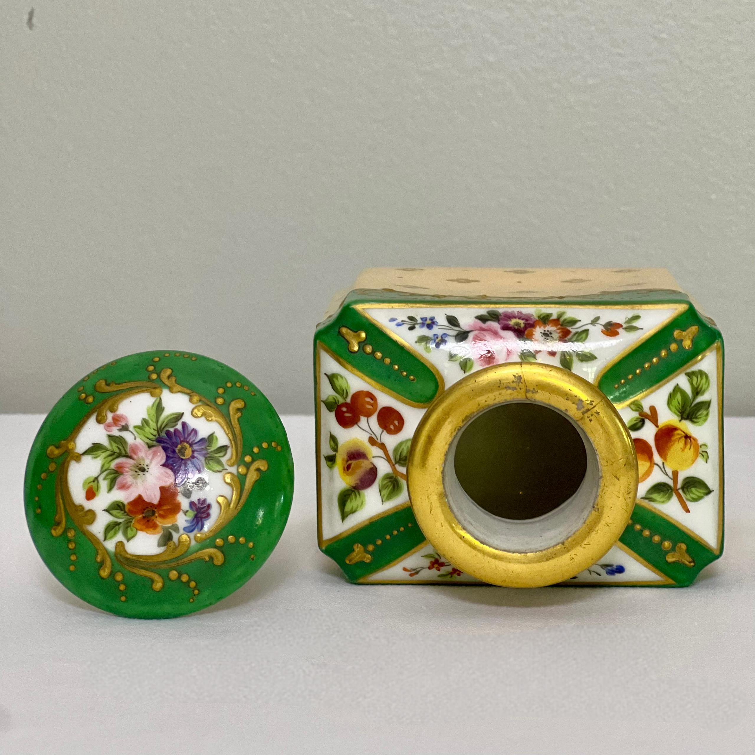 19th Century Pair of Paris Porcelain Stoppered Bottles or Flacons For Sale 9