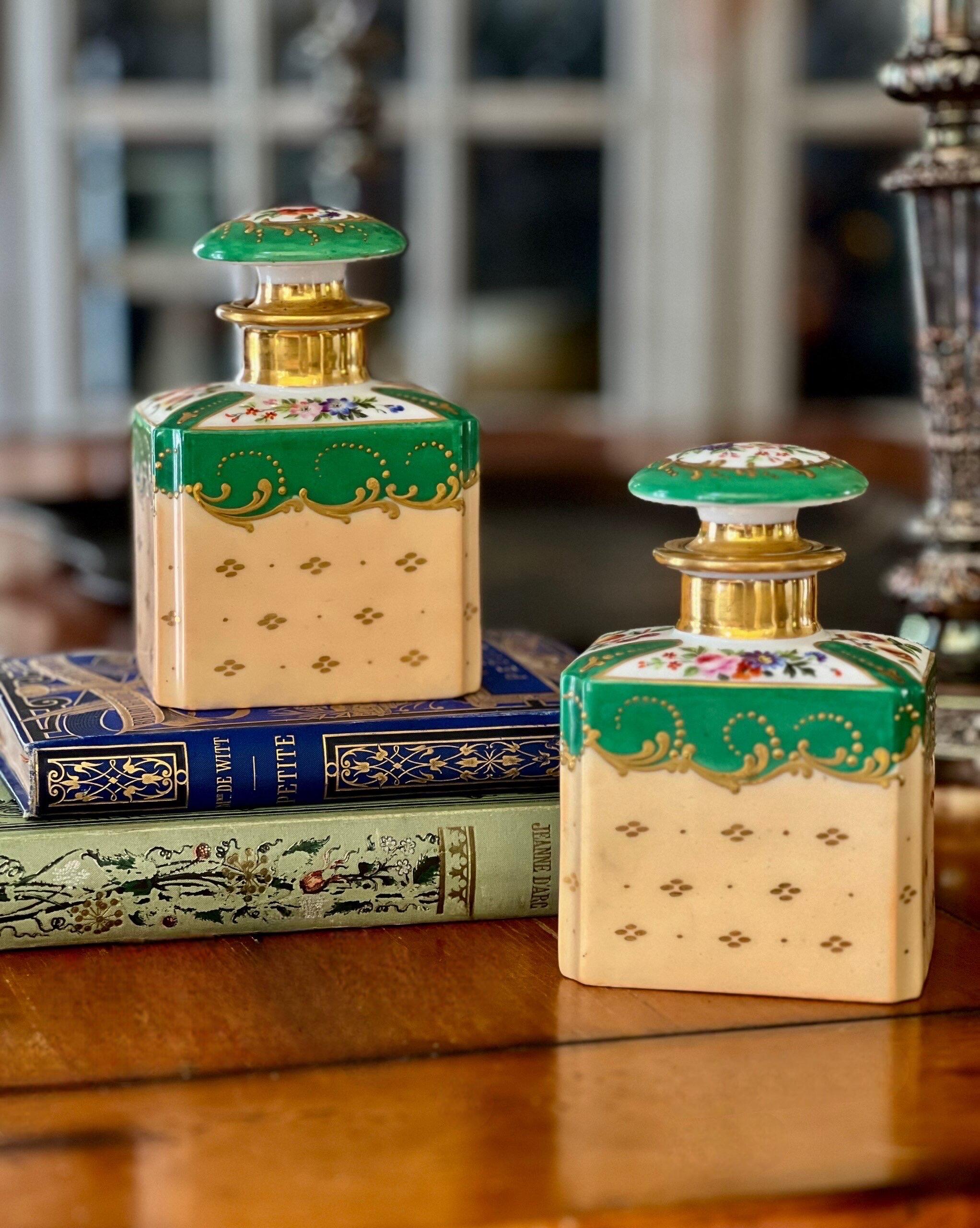 19th Century Pair of Paris Porcelain Stoppered Bottles or Flacons For Sale 10