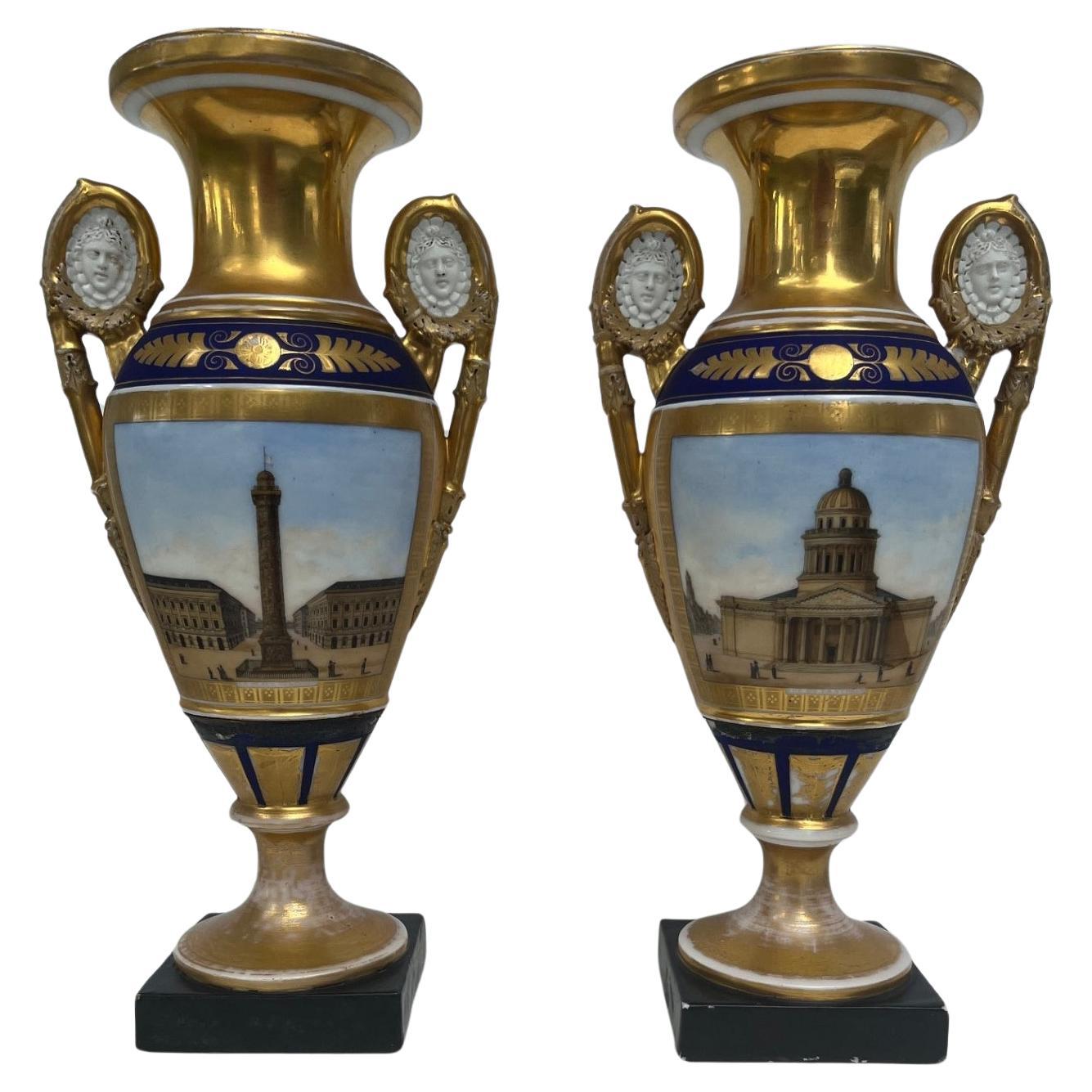 Paire de vases parisiens à deux poignées du 19ème siècle en or et bleu cobalt
