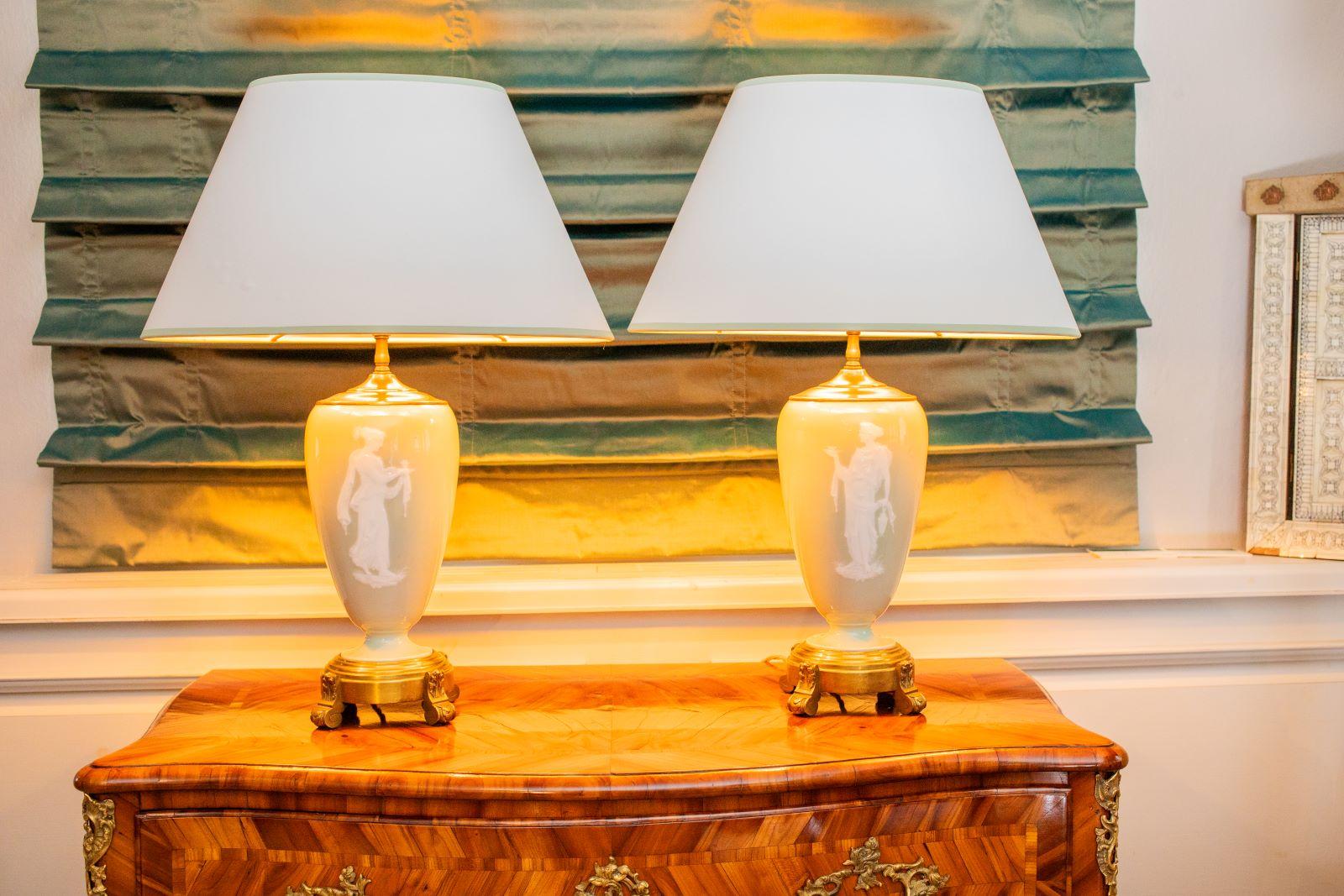 Francese Coppia di lampade Pâte Sur Pâte del XIX secolo rielettrificate, Francia Celadon in vendita