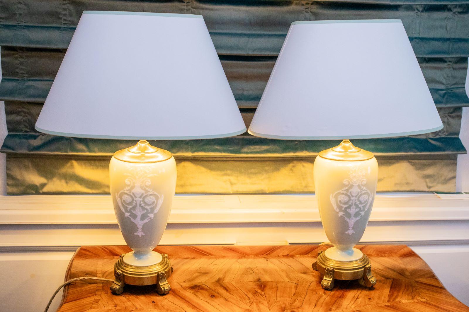 Coppia di lampade Pâte Sur Pâte del XIX secolo rielettrificate, Francia Celadon In condizioni buone in vendita a Epfach, DE