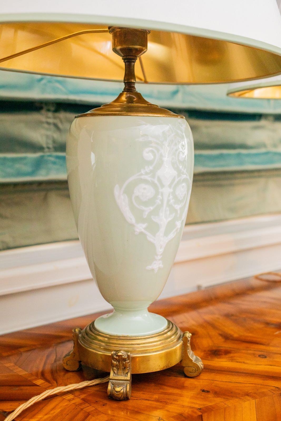 Fine XIX secolo Coppia di lampade Pâte Sur Pâte del XIX secolo rielettrificate, Francia Celadon in vendita