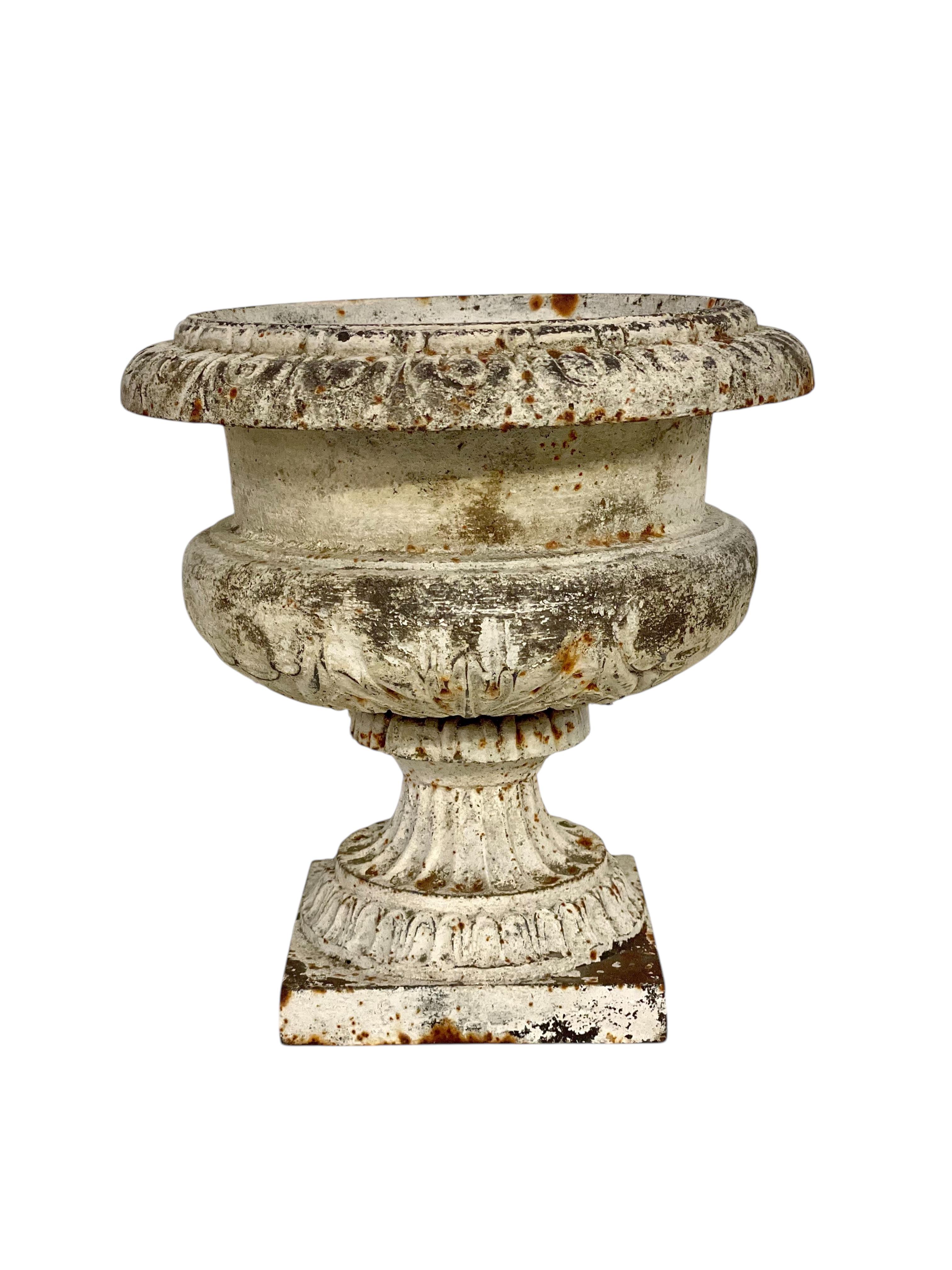 Paar Petite Louis XVI Gartenurnen aus Gusseisen aus dem 19. im Angebot 4